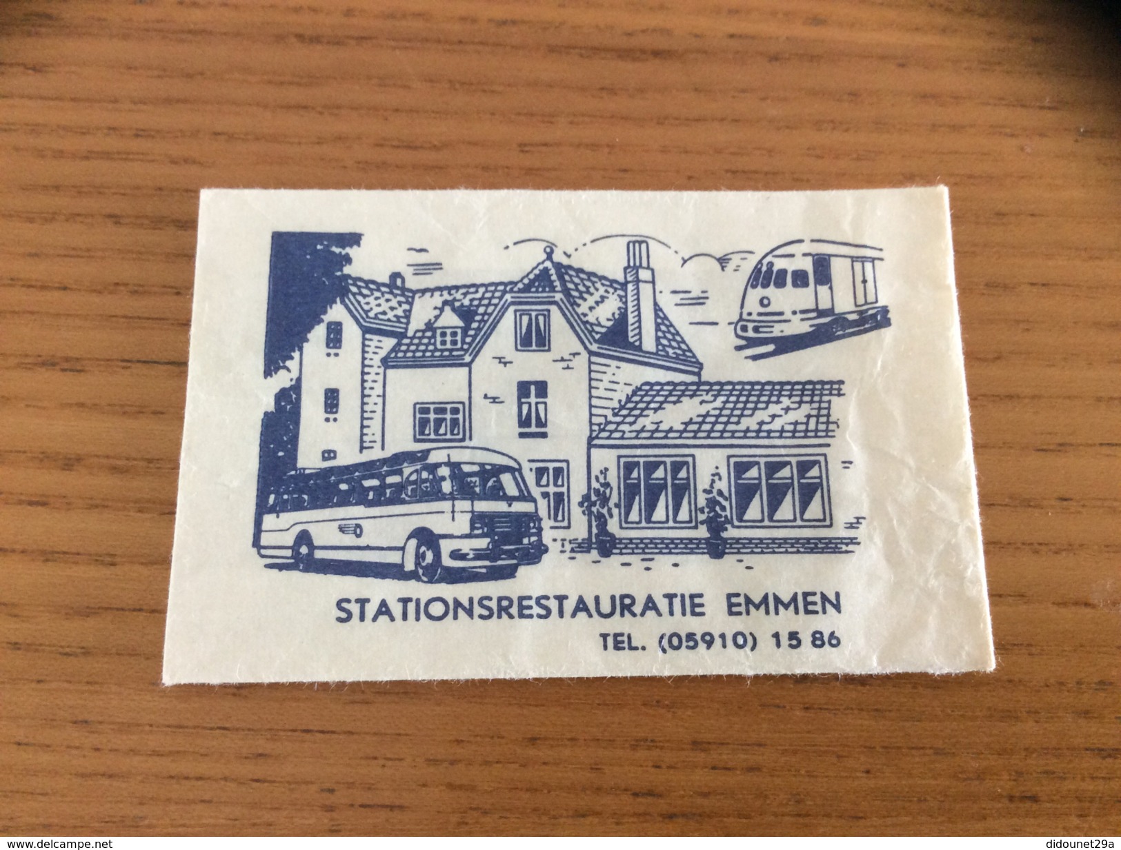 Ancien Sachet De Sucre Pays-Bas Suiker "SATIONSRESTAURATIE - Emmen" (car, Train) Années 60 - Sugars