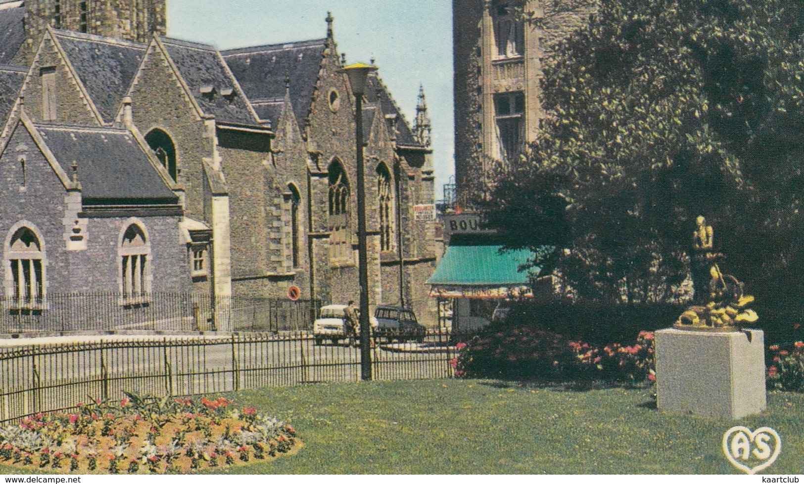 Laval: CITROËN AMI 6 & AMI 8 BREAK - La Cathédrale Et La Porte Beucheresse - (Mayenne) - Turismo