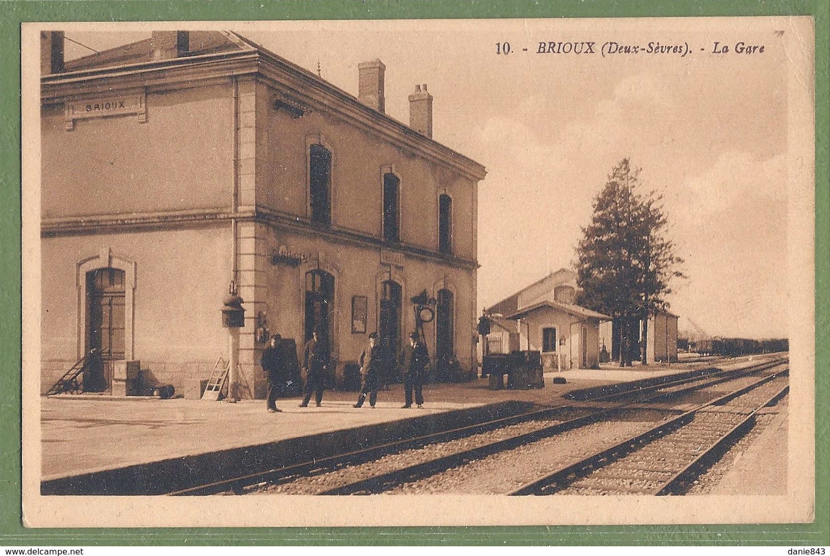 CPA Rare - DEUX-SÈVRES - BRIOUX - LA GARE - Animation, Le Personnel De La Gare Sur Le Quai - Magnant / 10 - Brioux Sur Boutonne