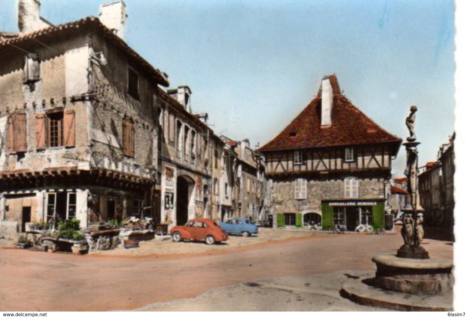 CPSM Dentelée - SAINT-CERE (46) - Aspect De La Place Du Mercadial Dans Les Années 50 / 60 - Auto 4 CV - Saint-Céré