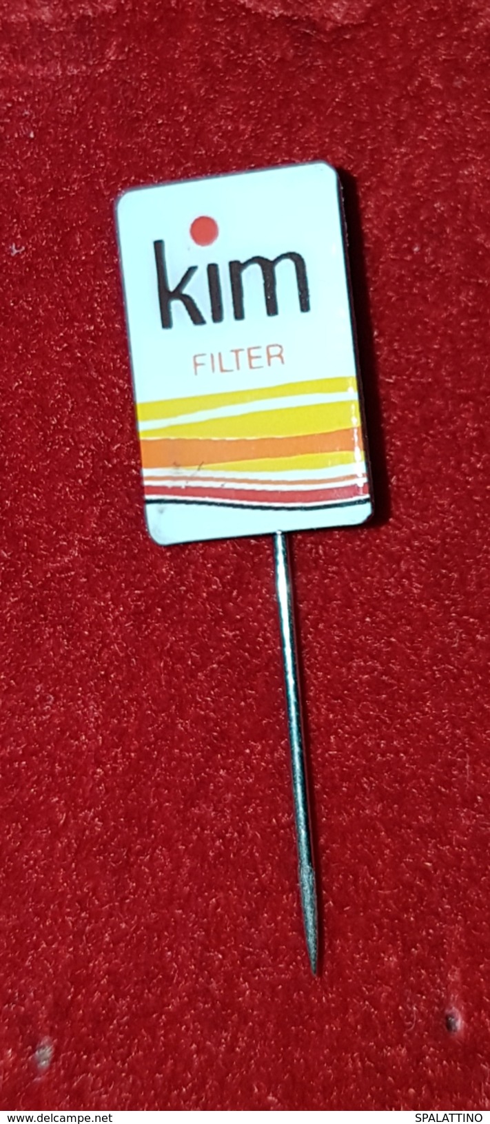 KIM, ORIGINAL VINTAGE CIGARETTE PIN BADGE - Other & Unclassified