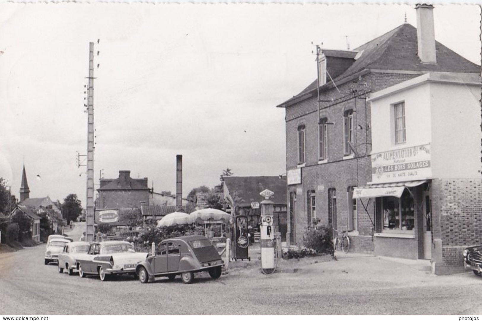 Cpsm N & B: La Neuville Du Bosc (27) Le Carrefour Principal, 2 Cv , Vedette, Pompe à Essence OZO, Magasin D'alimentation - Autres & Non Classés