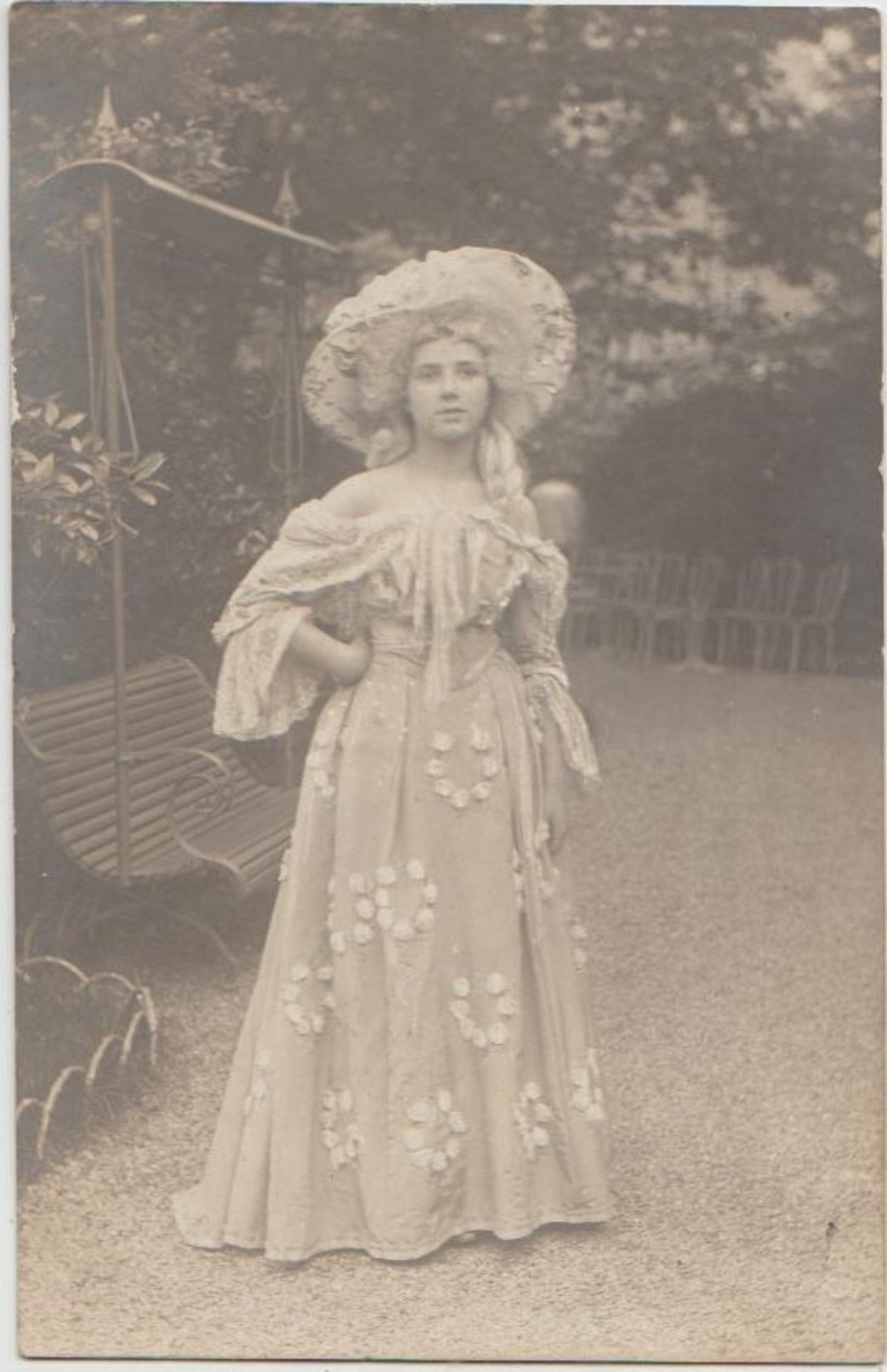 CPA PHOTO Jeune Femme Habillée à La Mode Ancien Régime XVIII ° Siècle Chapeau Robe - Histoire