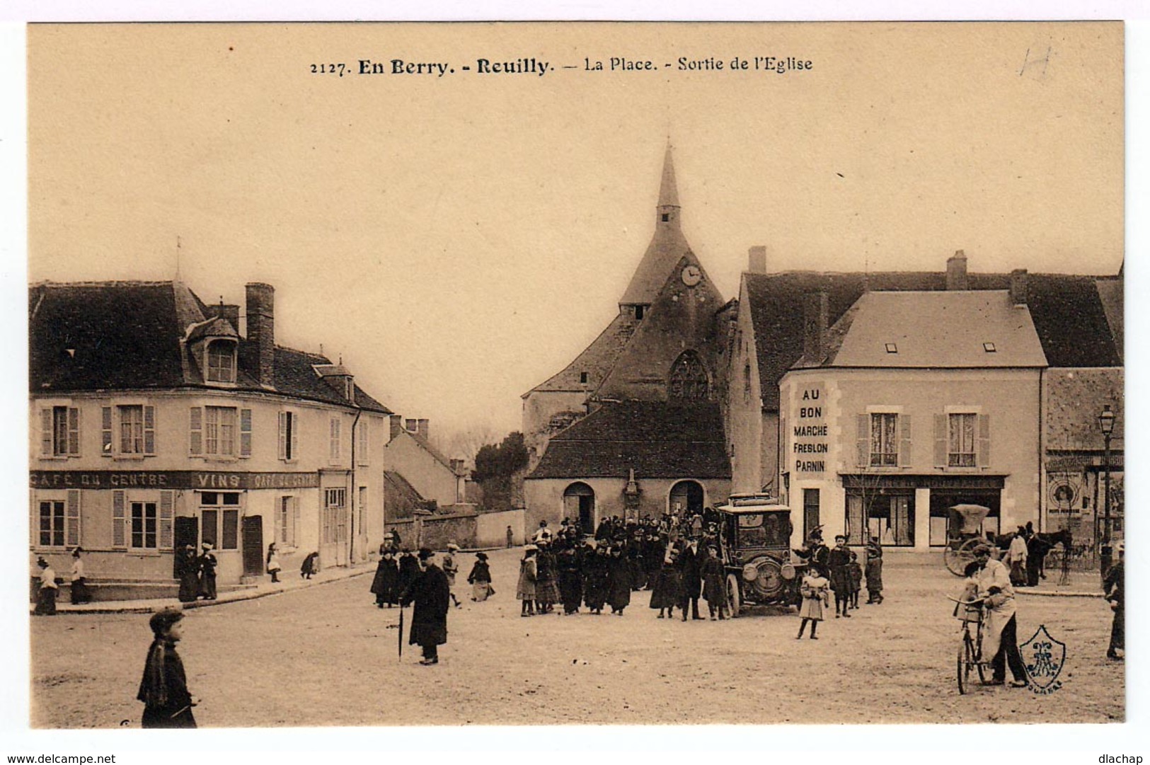 En Berry. Reuilly. La Place. Sortie De L'église. (1404) - Autres & Non Classés