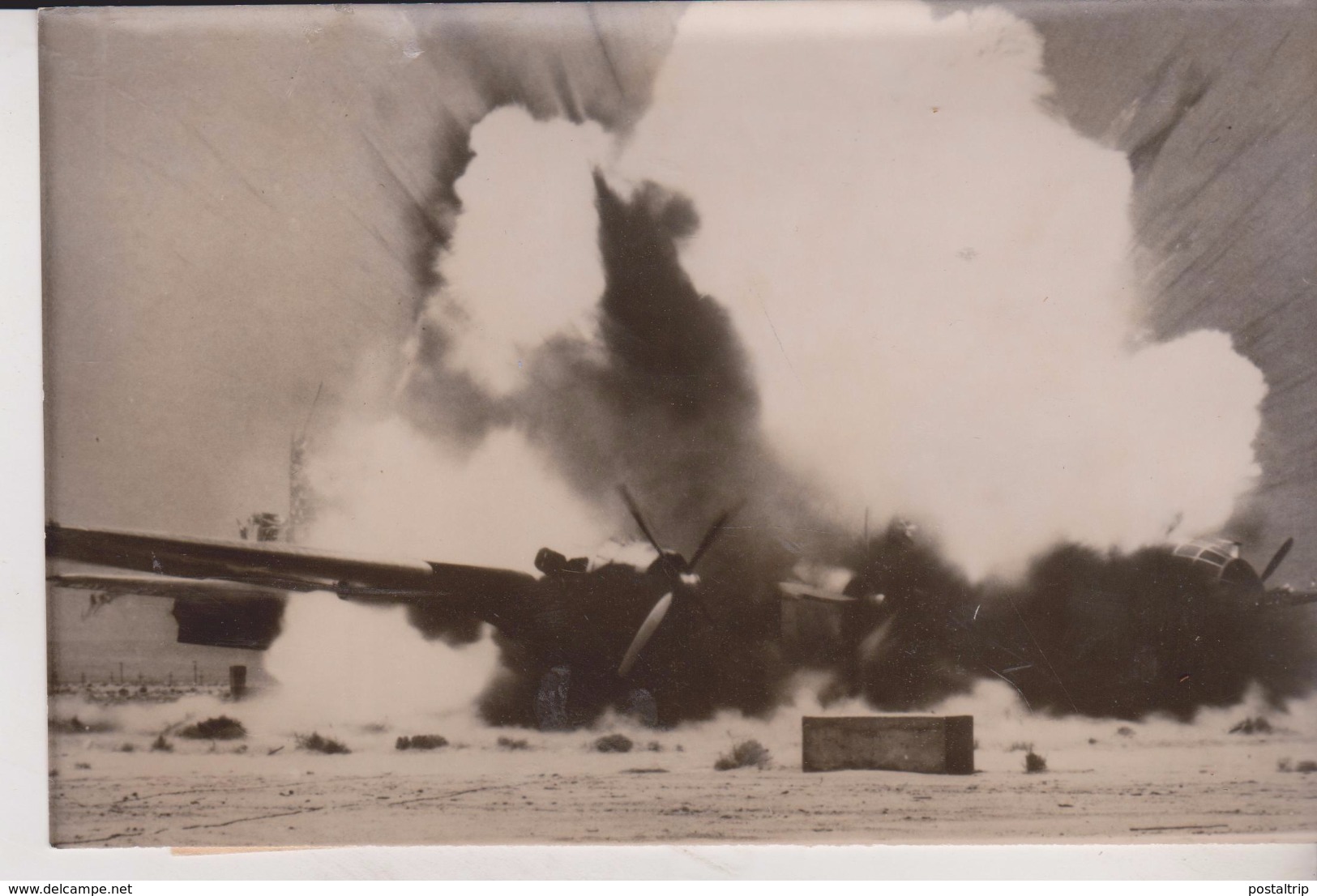 OLD B29   BLOWN UP BY THE AMERICAN NAVY IN CHINA LAKE 1959  USA UNITED STATES   PHOTO DE PRESSE - Aviación