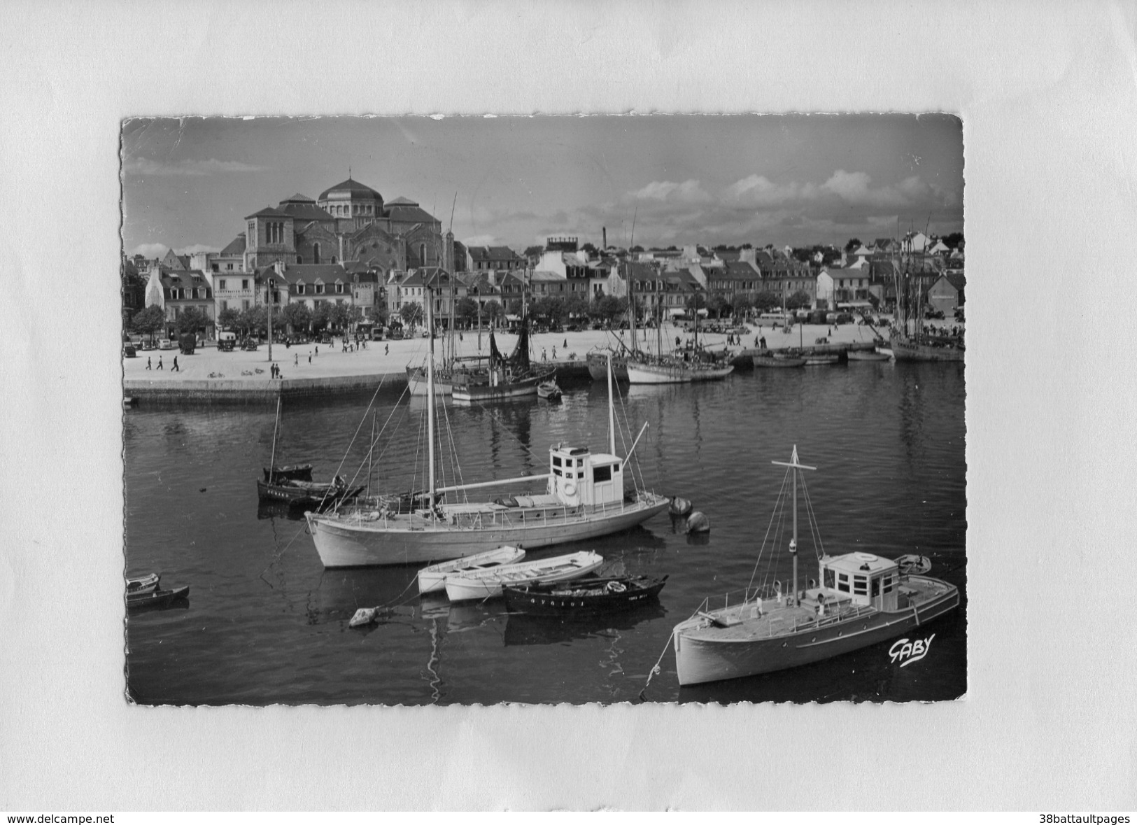 F2101 - CONCARNEAU - D29 - Le Port Et L'Eglise - Concarneau