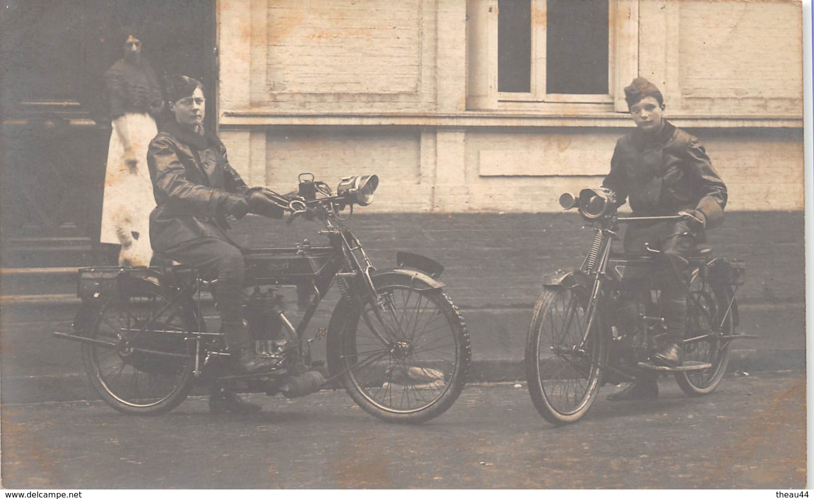 ¤¤  -  Carte-Photo De Militaires Non Située   -  Deux Motos " JAMES " ( Nortonne ?? )    -  ¤¤ - Motorbikes