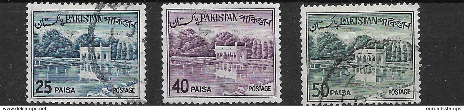 Pakistan 1962 Khyber Pass/Shalimar Gardens, Bengali Inscription, Used (5068) - Pakistan