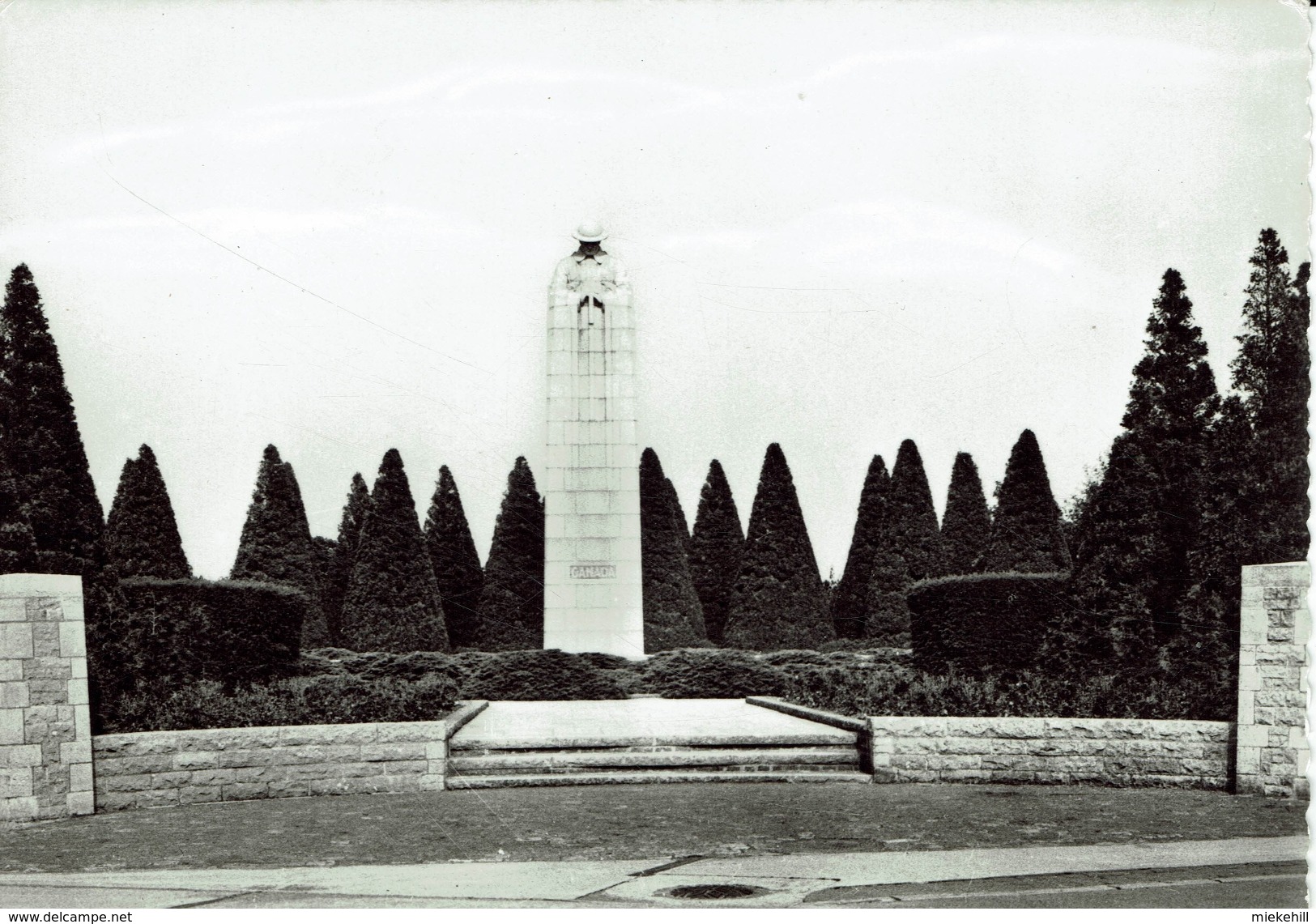 LANGEMARK-CANADEES GEDENKZUIL- HOMMAGE AUX SOLDATS CANADIENS MORTS PENDANT LA GUERRE 1914/1918-military-Canada - Langemark-Poelkapelle