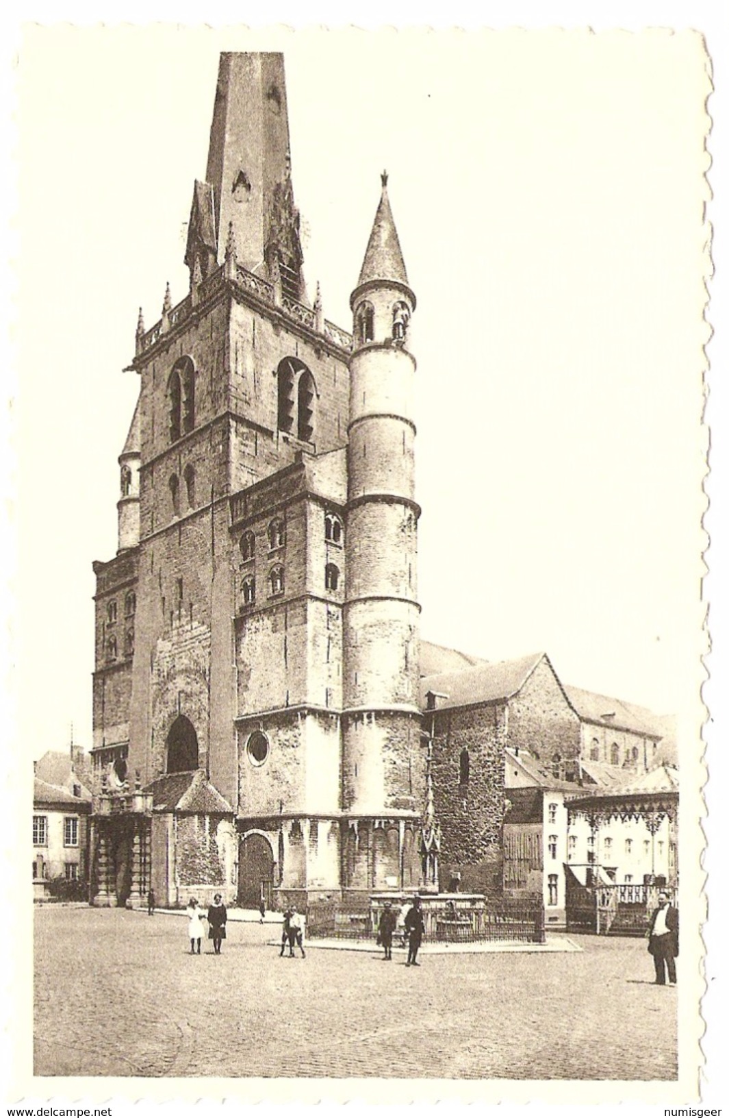 NIVELLES   ----   Eglise Ste-Gertrude. La Grand'Place - Nevele