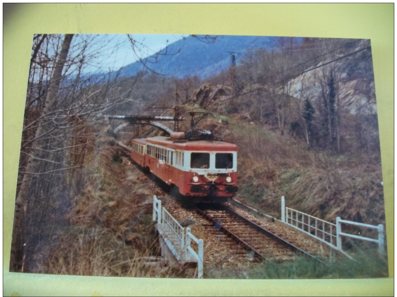 TRAIN 1092 - TIRAGE 100 EXEMPLAIRES - 09 TARASCON SUR ARIEGE AVRIL 1979 UNE AUTOMOTRICE Z7100 PRES... - PHOTO J. FOURNOL - Trains