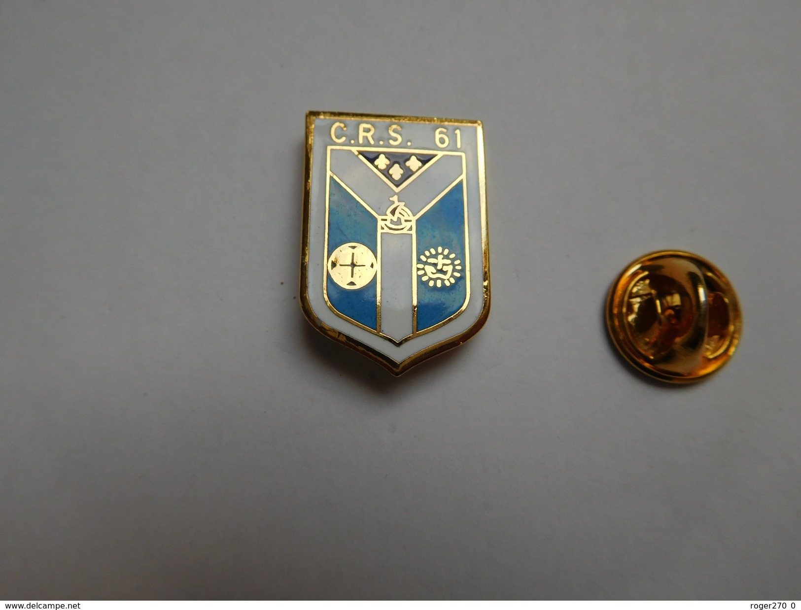 Superbe Pin's En EGF , Police , CRS 61, Vélizy Villacoublay , Blason - Police