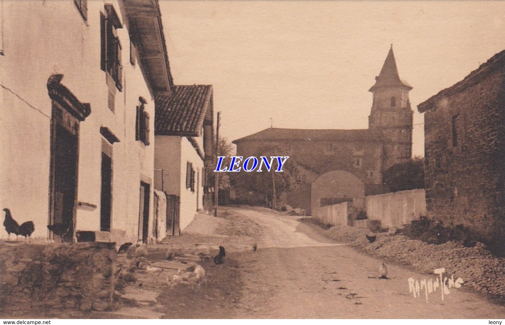 CPSM 9X14 De AÏNHOA (64) - RUE - MAISONS - POULES - édit BERGEVIN N° 14032 - RAMUNTCHO - Ainhoa