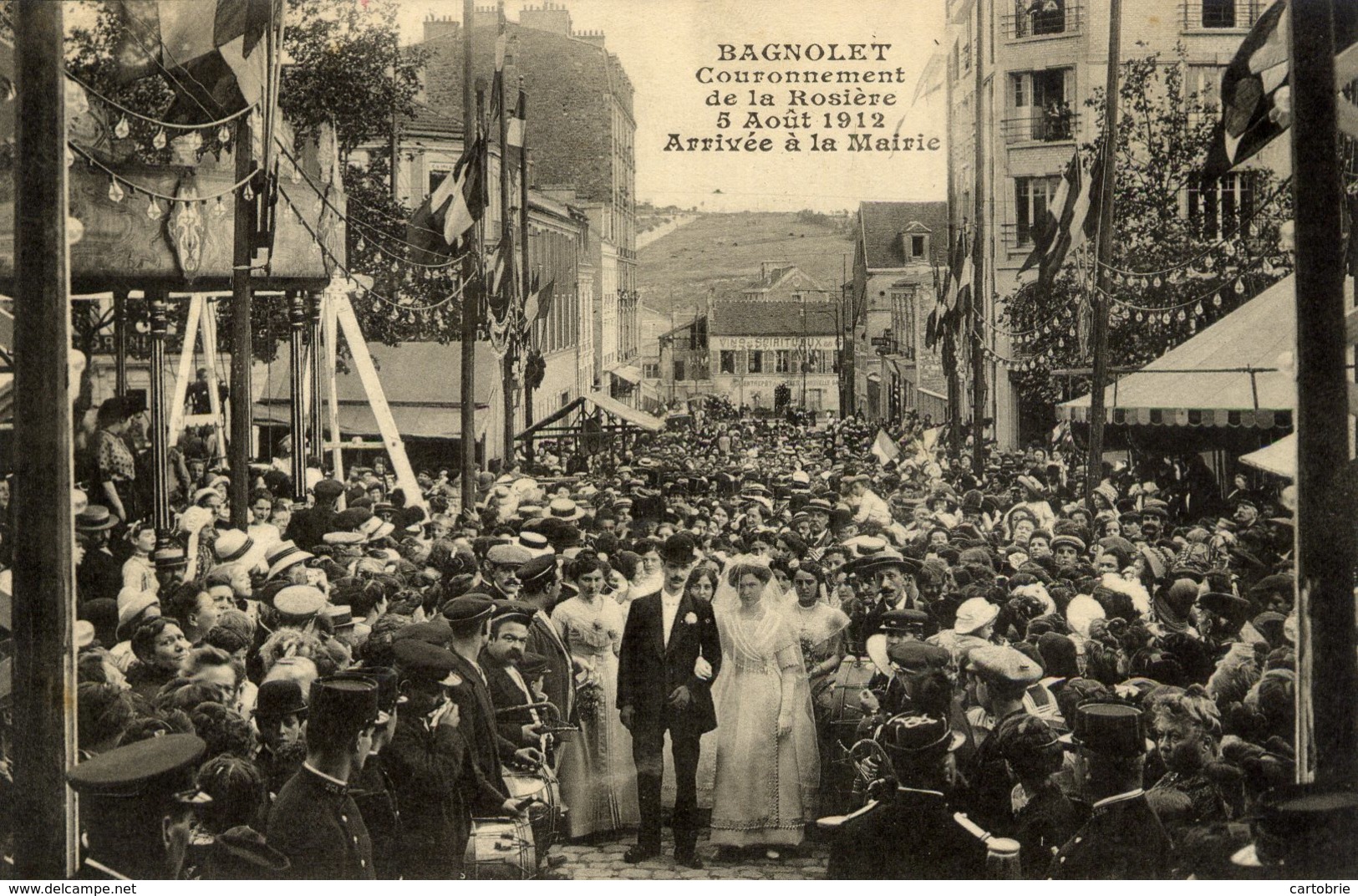 93 BAGNOLET Couronnement De La Rosière 5 Aout 1912,Arrivée à La Mairie ,très Animée - Bagnolet