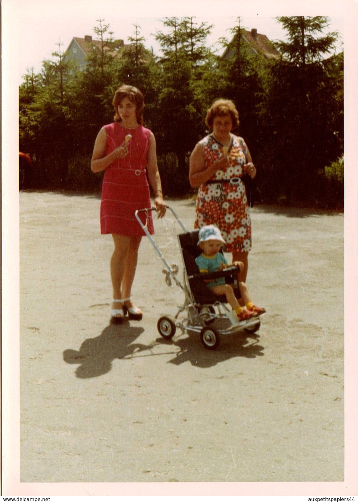 Photo Couleur Originale Tour Blanc - Une Mère, Sa Mère, Une Poussette Et Un Bébé Fin 1960, Début 1970 - Objets