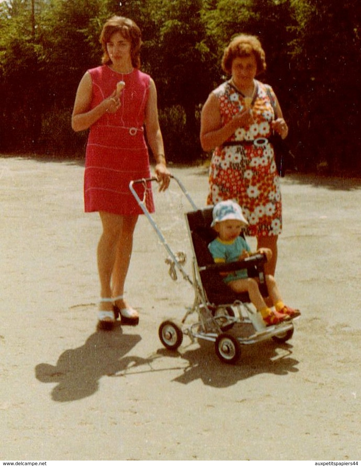 Photo Couleur Originale Tour Blanc - Une Mère, Sa Mère, Une Poussette Et Un Bébé Fin 1960, Début 1970 - Objets