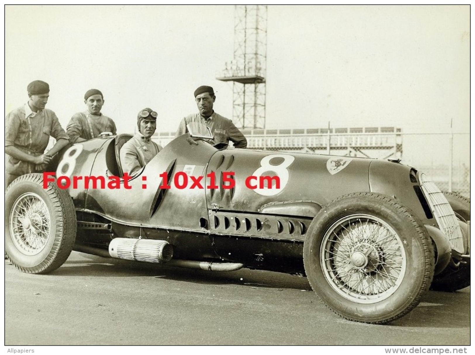 Reproduction D'une Photographie Du Pilote De Course Tazio Nuvolari Dans Sa Voiture De Course Numéro 8 - Andere & Zonder Classificatie