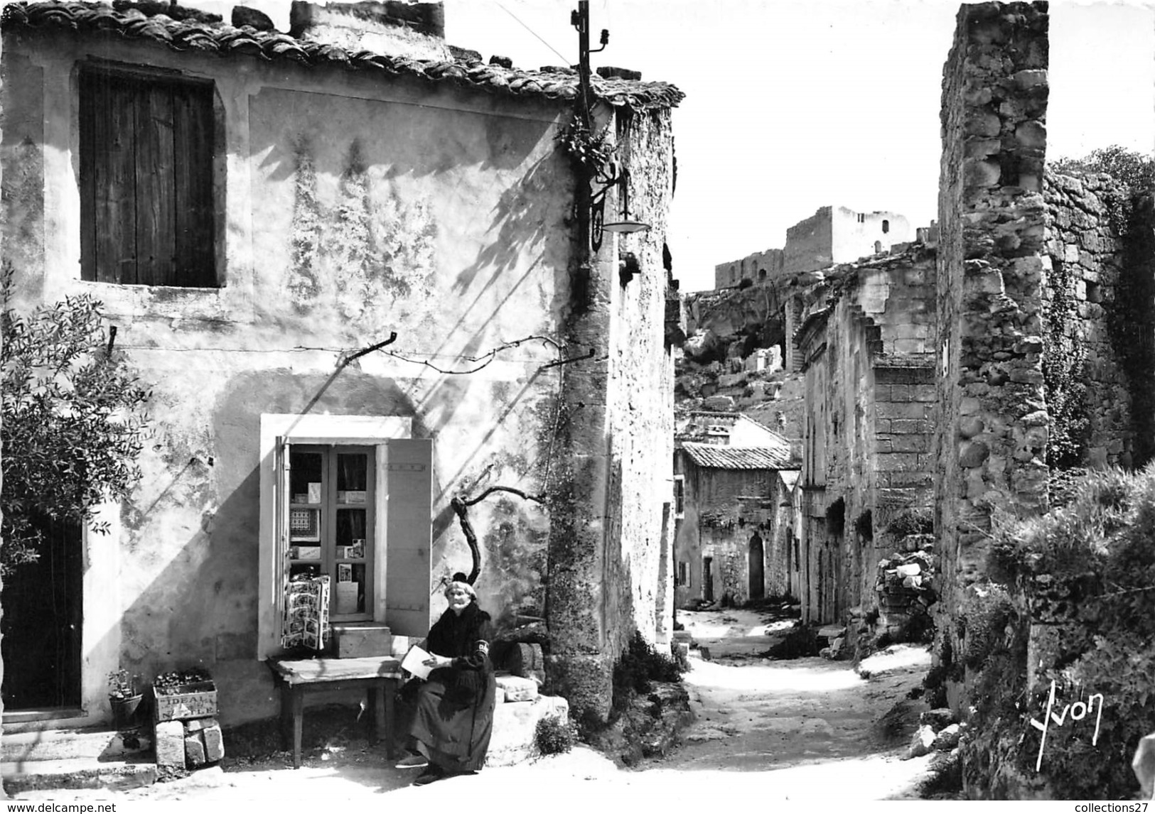 13-LES BAUX- RUE DU TRINCAT AU FOND, RUINES DU CHATEAU FEODAL - Les-Baux-de-Provence