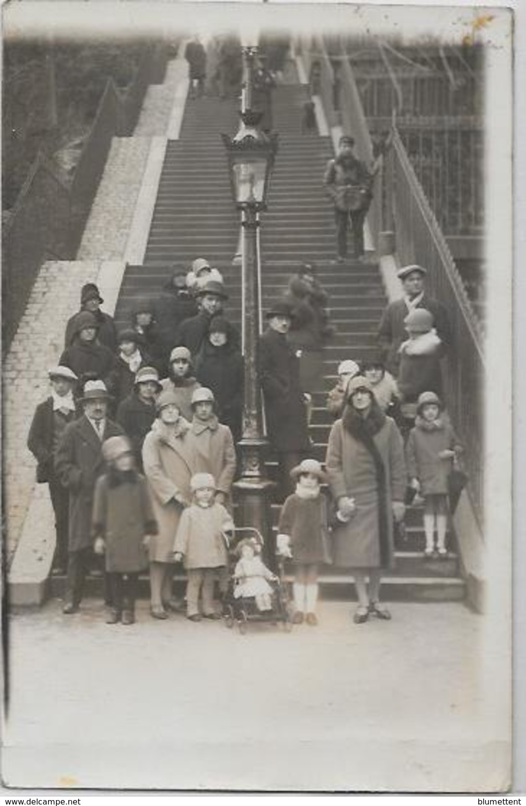 CPA Photo PARIS Rue Muller Montmartre Poupée En Porcelaine Jouet - Autres & Non Classés