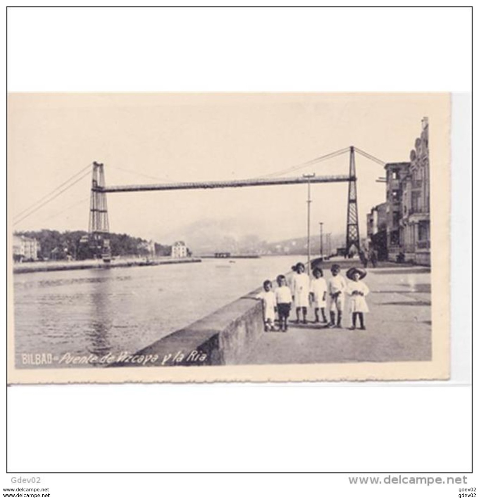 VCYTPA3876CPA-LFTMD8433TNGRUF.Tarjeta Postal De Vizcaya.Edificios,NIÑOS JUNTO A LA RIA DE BILBAO  Y PUENTE DE VIZCAYA - Grupo De Niños Y Familias