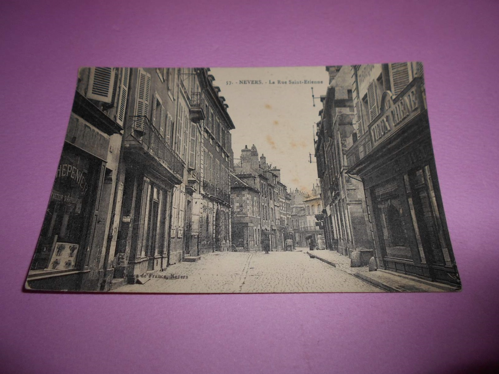 82 - CPA , Nevers , La Rue Saint-Etienne - Nevers