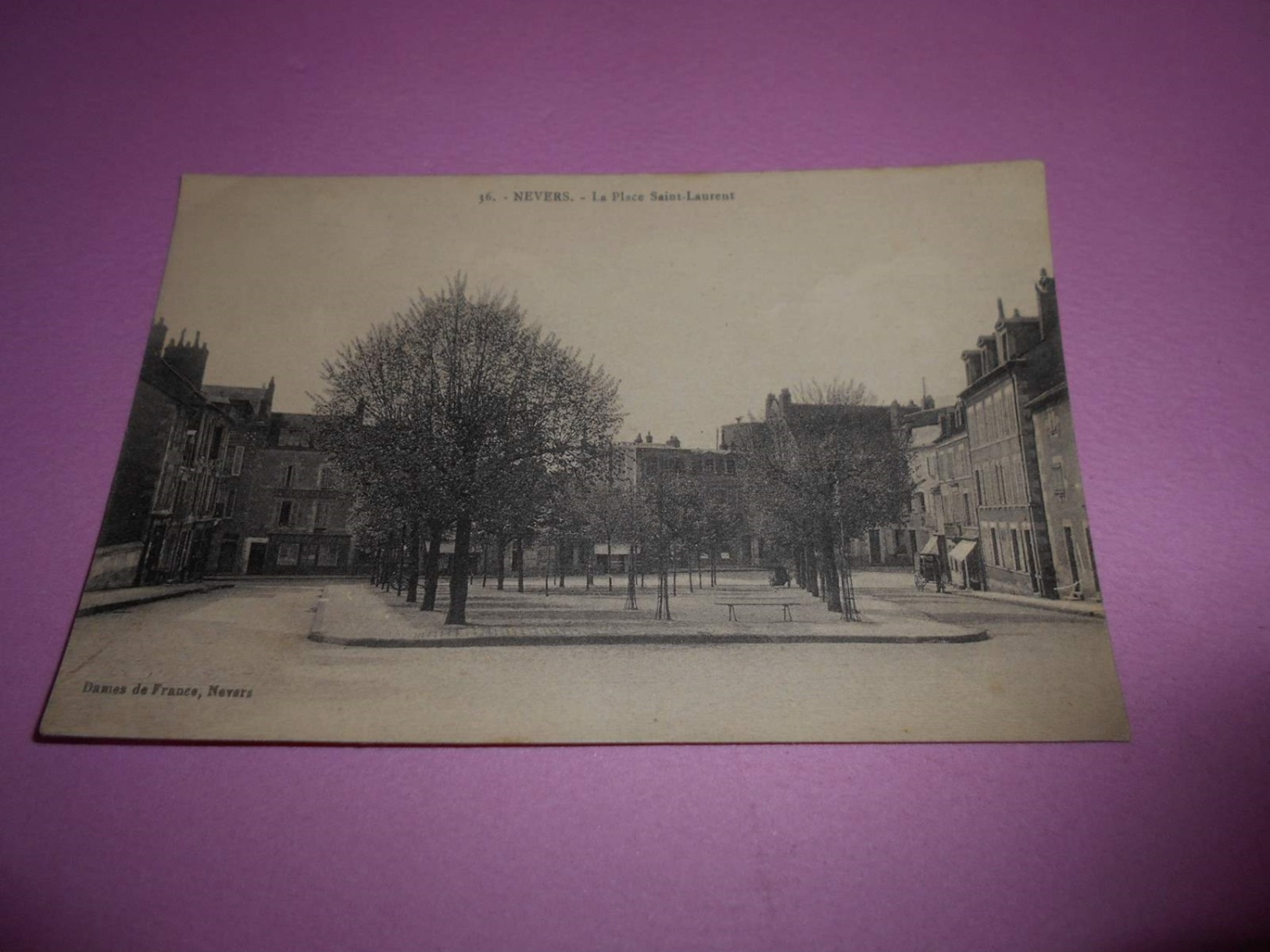 83 - CPA , Nevers , La Place Saint-Laurent - Nevers