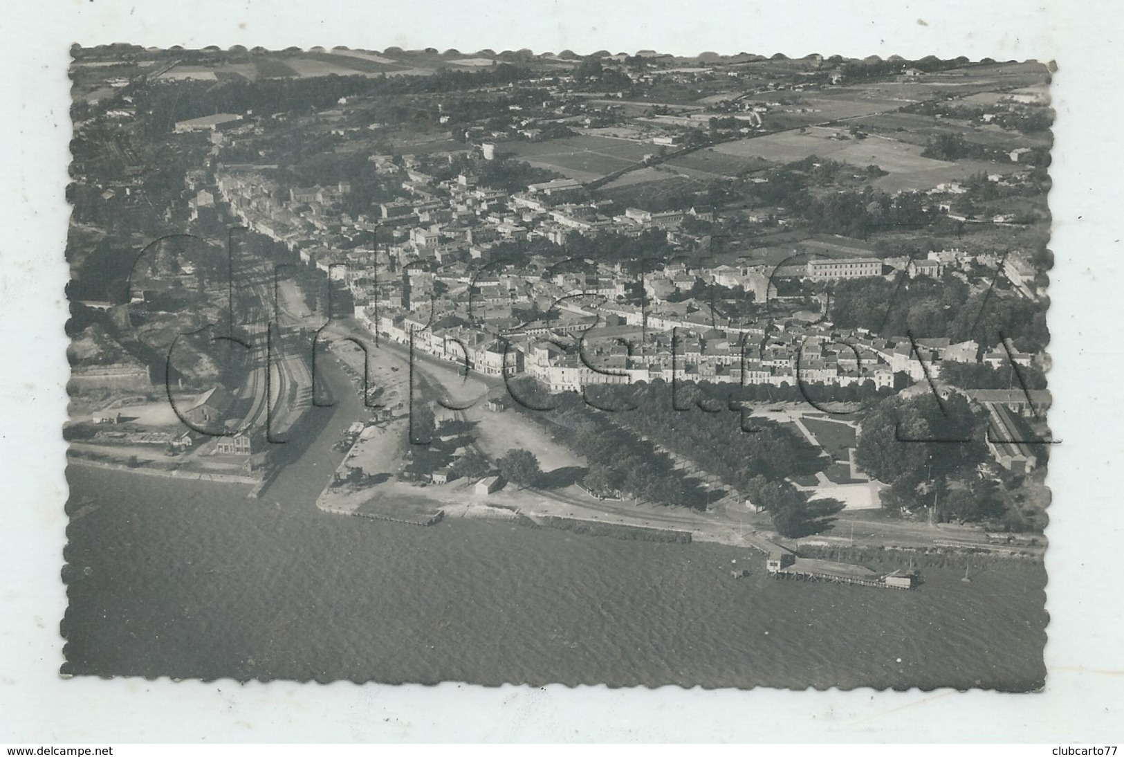 Blaye (33)  : Vue Aérienne Générale Au Niveau Du Port, De La Gare Et De L'embarcadère  En 1953 (animé) PF. - Blaye