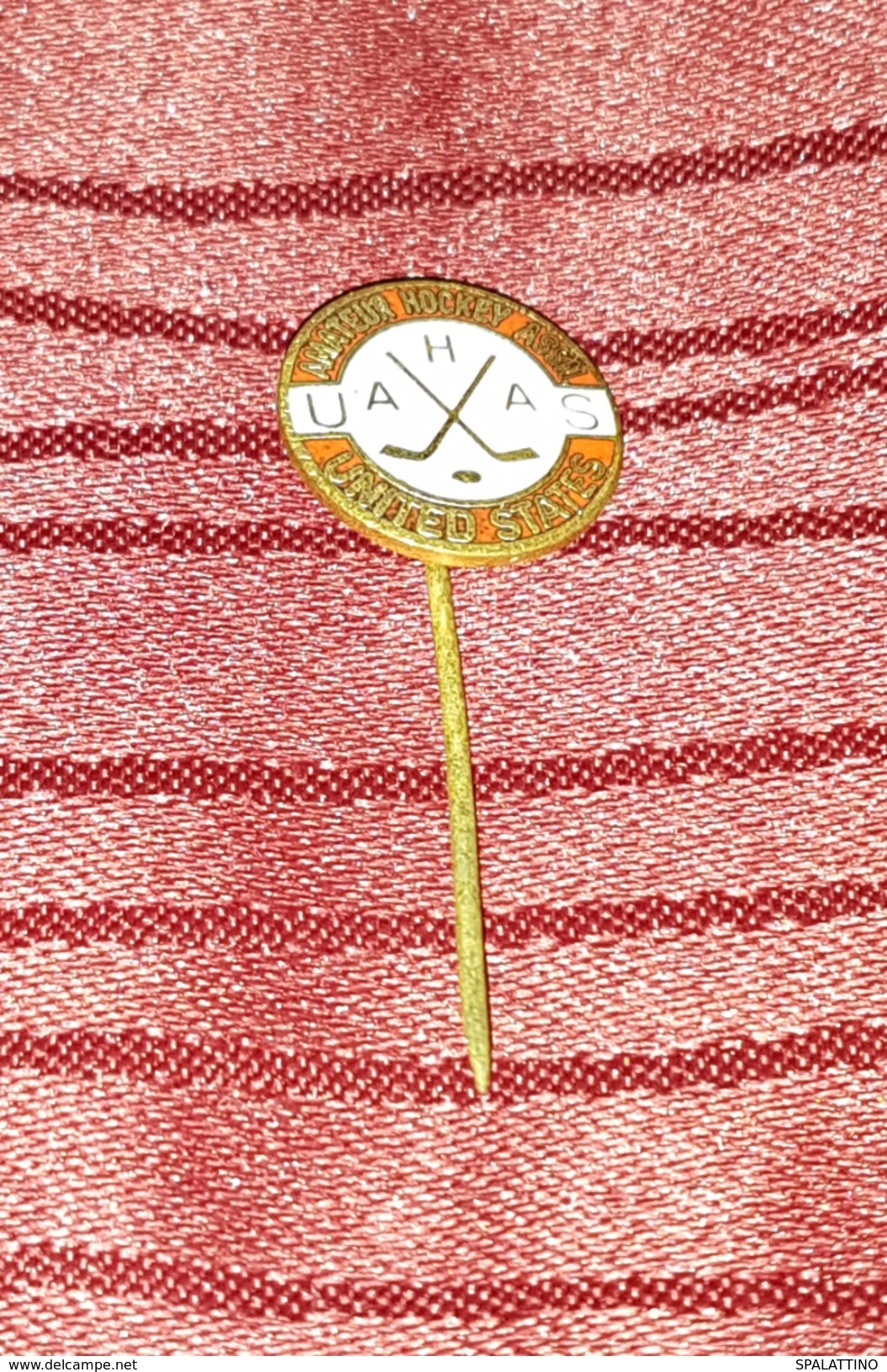 UNITED STATES AMATEUR HOCKEY ASSOCIATION, VINTAGE ENAMEL PIN BADGE - Winter Sports