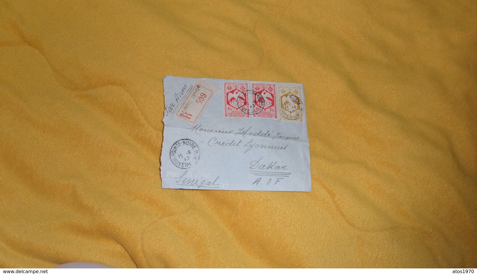 ENVELOPPE UNIQUEMENT DE 1945. / A.E.F POINTE NOIRE RECOMMANDEE R 599 A DAKAR. / CACHETS + TIMBRES X3 - Autres & Non Classés