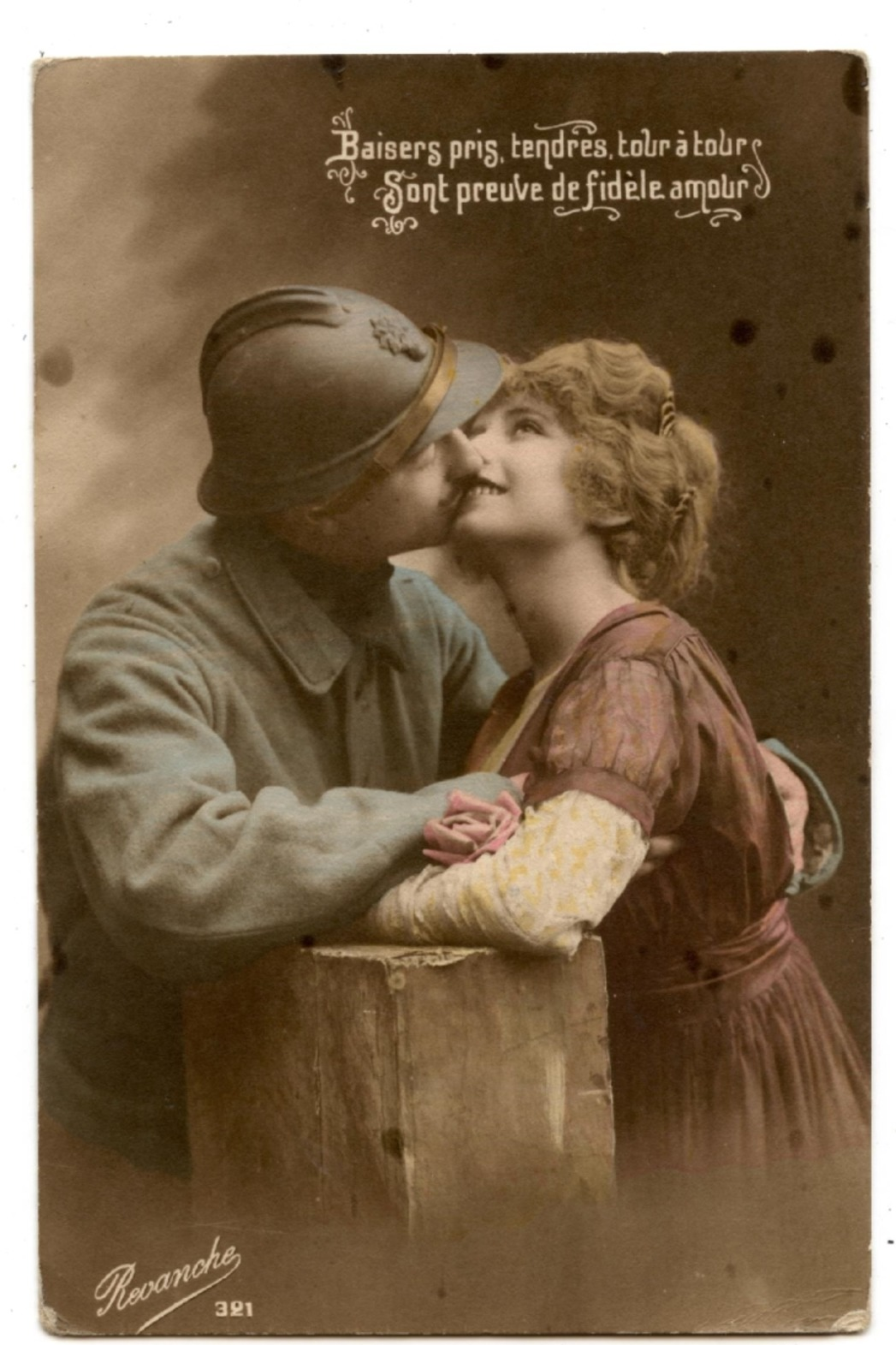 GUERRE.MILITAIRE.SOLDAT POILU.MILITARIA..casque. Couple Romantique.                                                   D2 - Guerre 1914-18