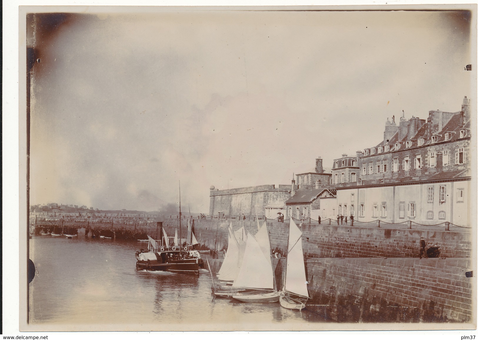 SAINT MALO, Embarcadère Pour Dinard - Photo Glissée Dans Un Cadre Carton Légendé - 2 Scans - Anciennes (Av. 1900)