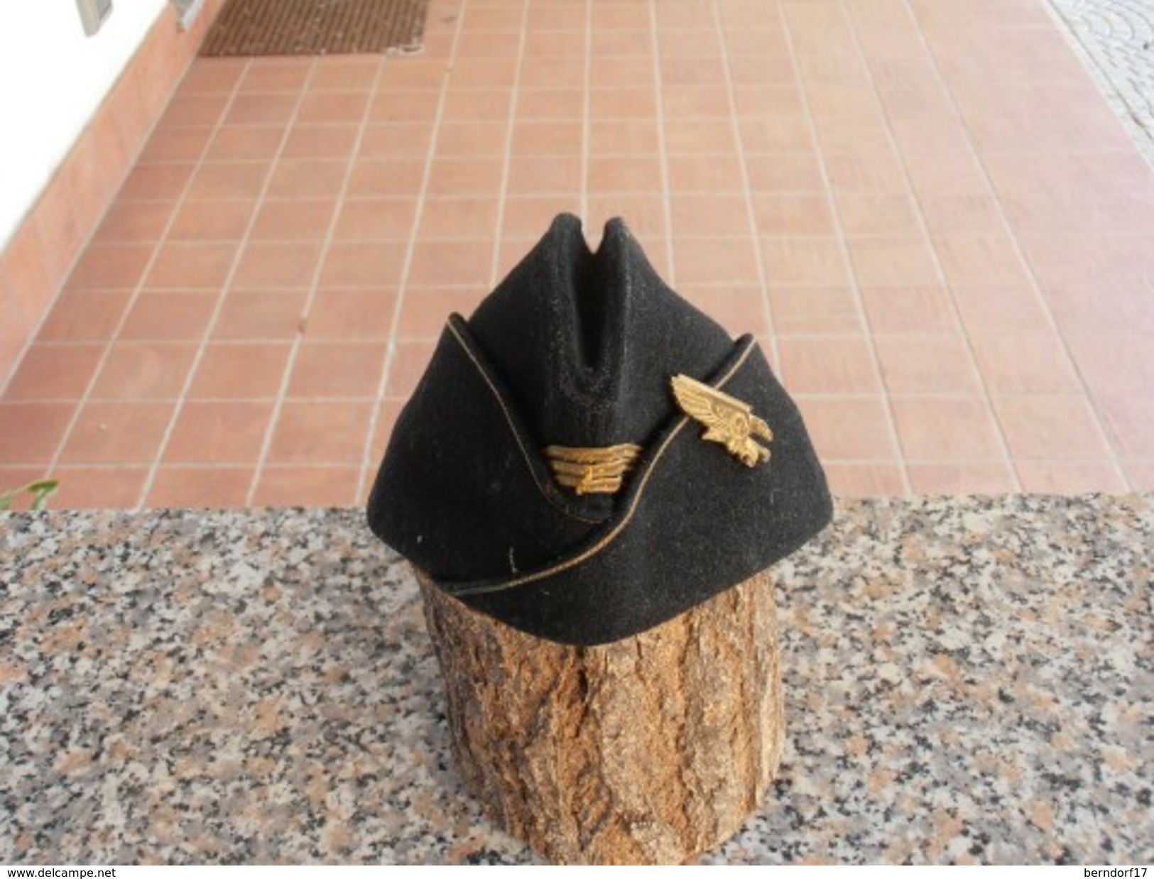 2WW FRENCH AIR FORCE FLYING OFFICER GARRISON HAT W/INSIGNIA FIGHTER SQUADRON - Casques & Coiffures