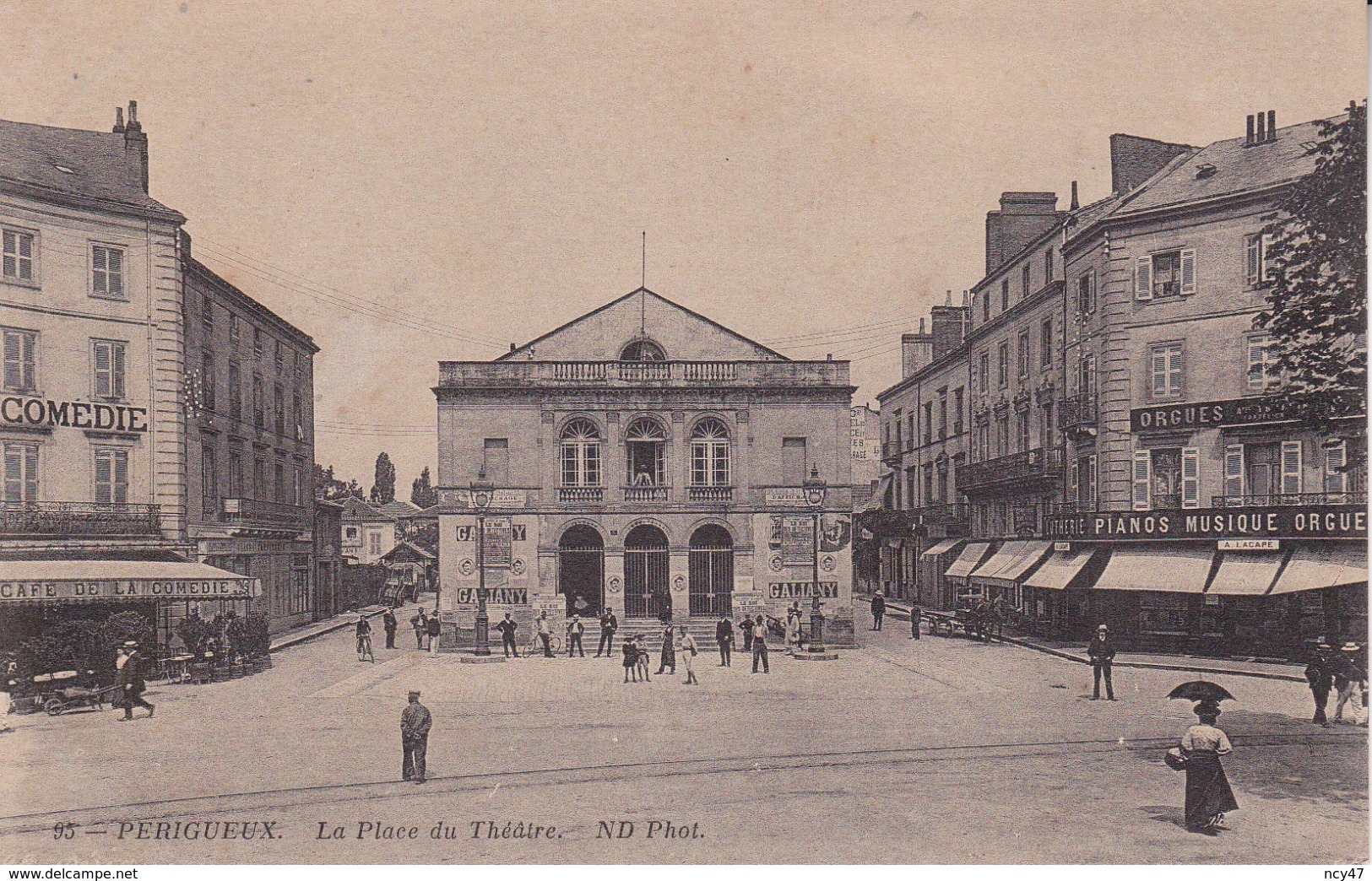 CPA  (24)   PERIGUEUX.  La Place Du Théâtre, Animé, Café De La Comédie, Commerce D'instruments De Musique. ...T659 - Périgueux