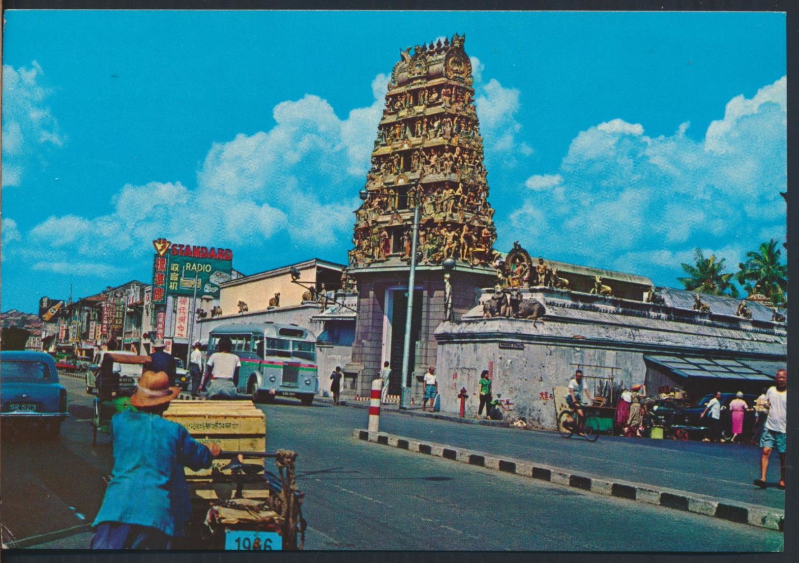 °°° 3791 - SINGAPORE - AN INDIAN TEMPLE - 1975 With Stamps °°° - Singapore