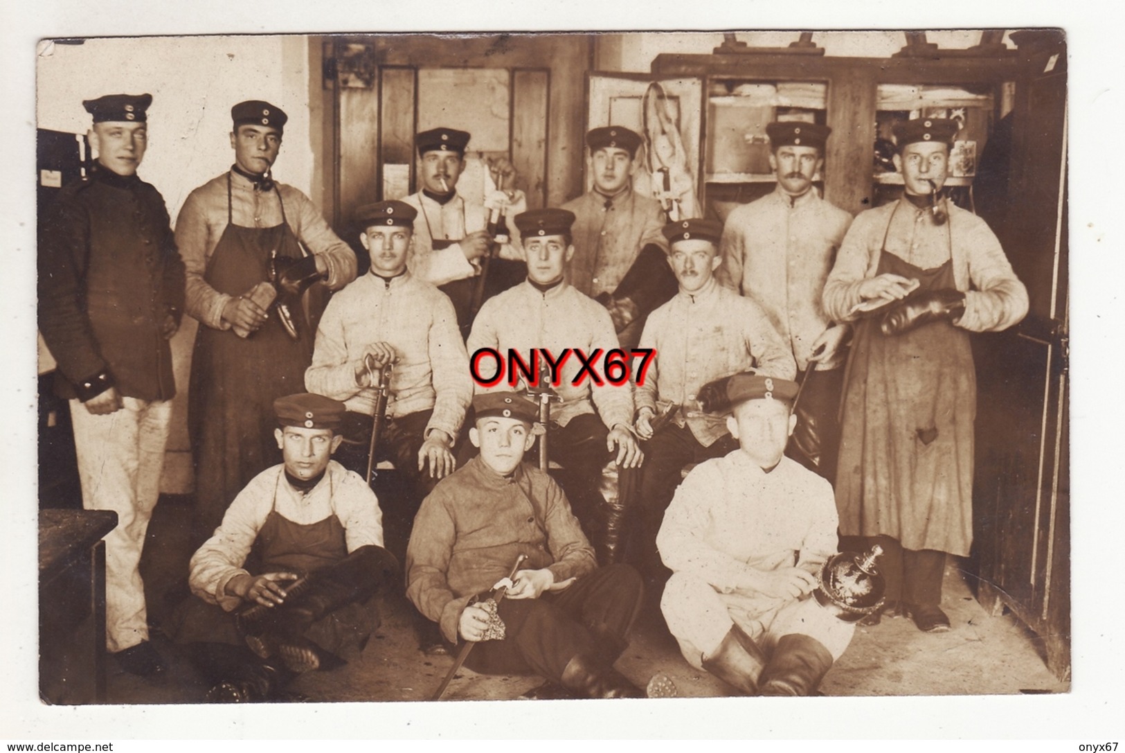 Carte Postale Photo Militaire Allemand Caserne Chambrée-Arme Casque à Pointe Sabre Soldat Avec Pipe Guerre-Krieg - Barracks