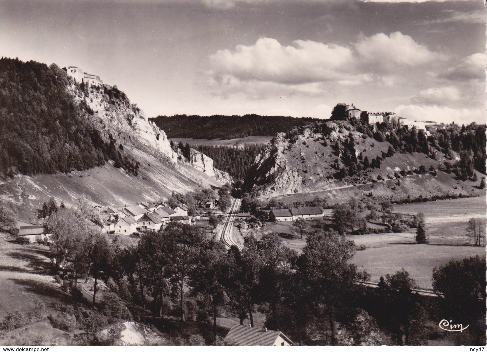 CPSM/gf  (25)  LA CLUSE-et-MIJOUX.  Vue Générale, Voie Ferrée. ...T661 - Autres & Non Classés