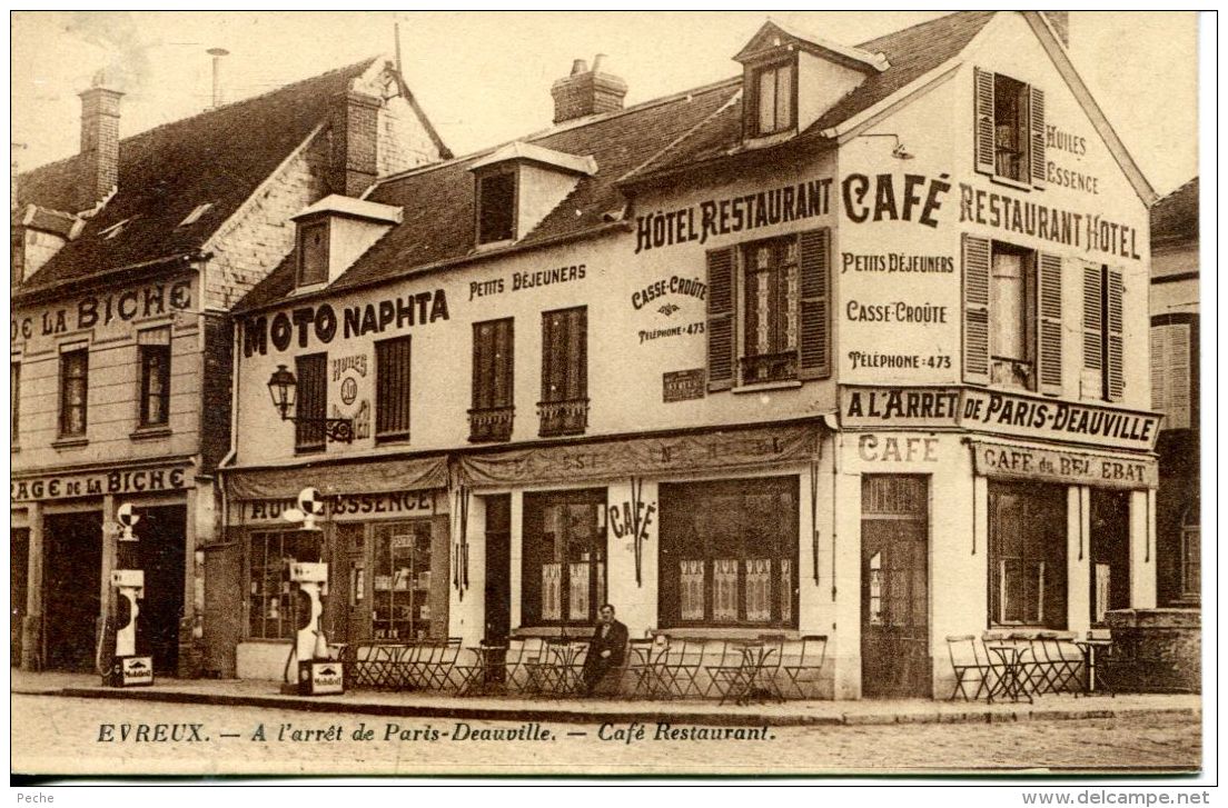 N°44339 -cpa Evreux -à L'arrêt De Paris Deauville -café Restaurant- - Evreux