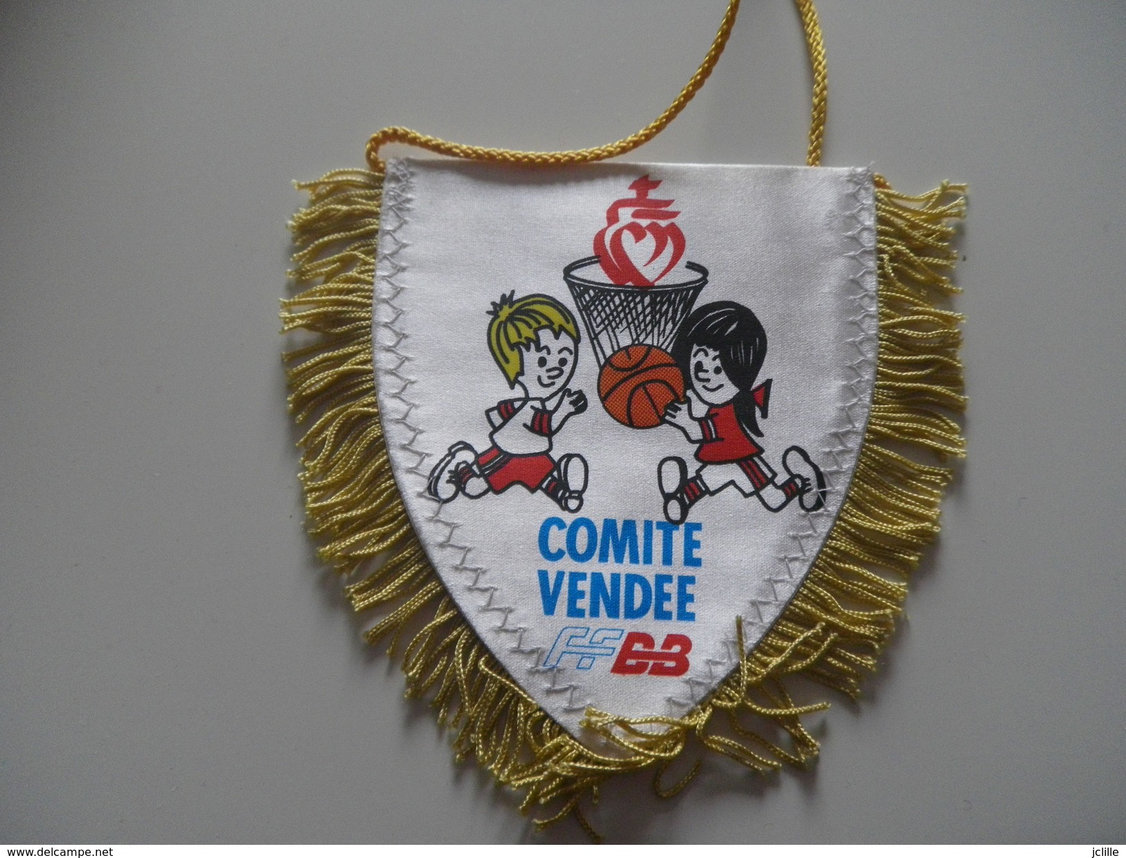 Fanion BASKET - COMITE VENDEE - Habillement, Souvenirs & Autres