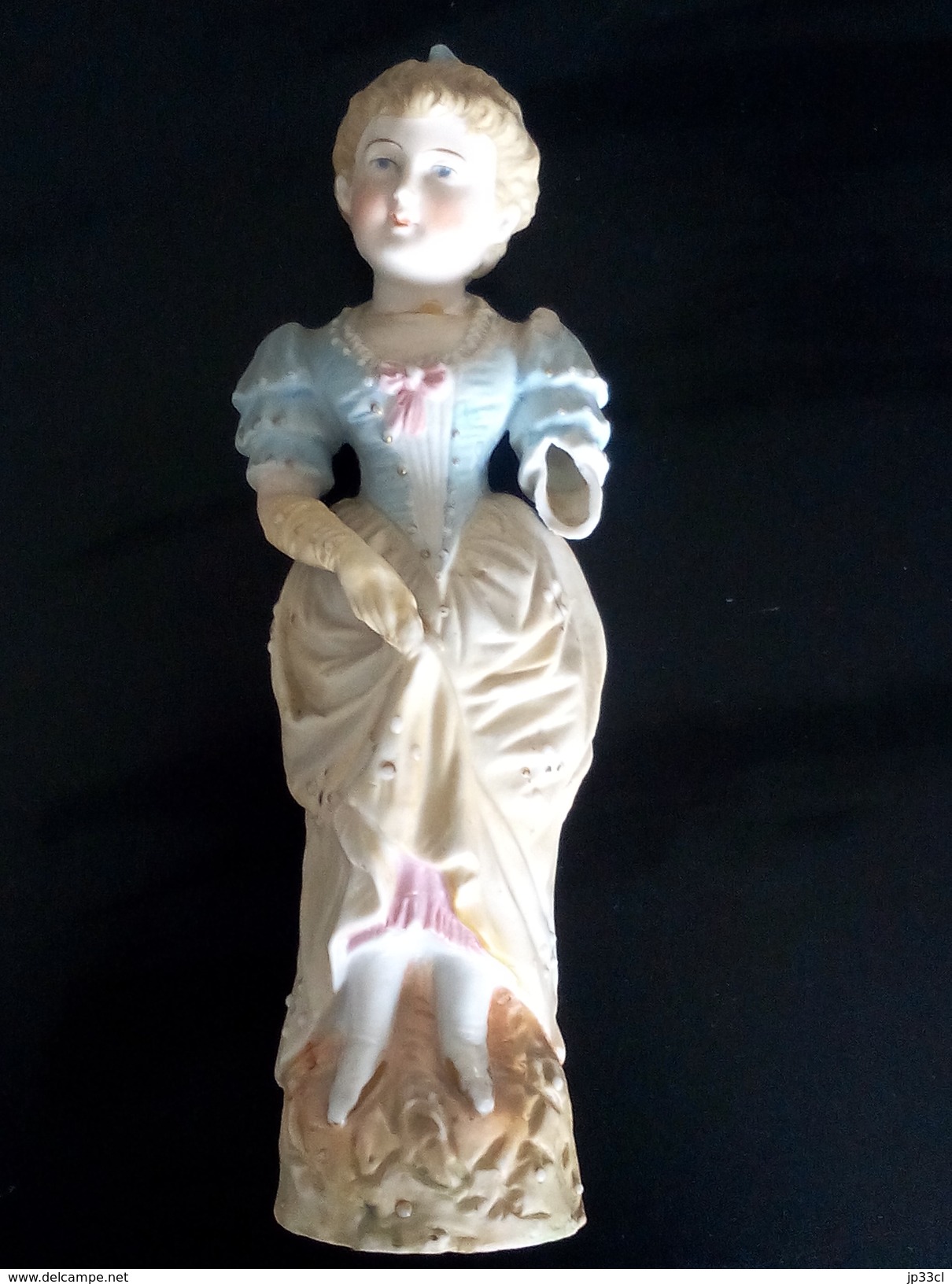 Statue En Porcelaine Biscuit Polychrome Représentant Une Jeune Fille Debout - Andere & Zonder Classificatie