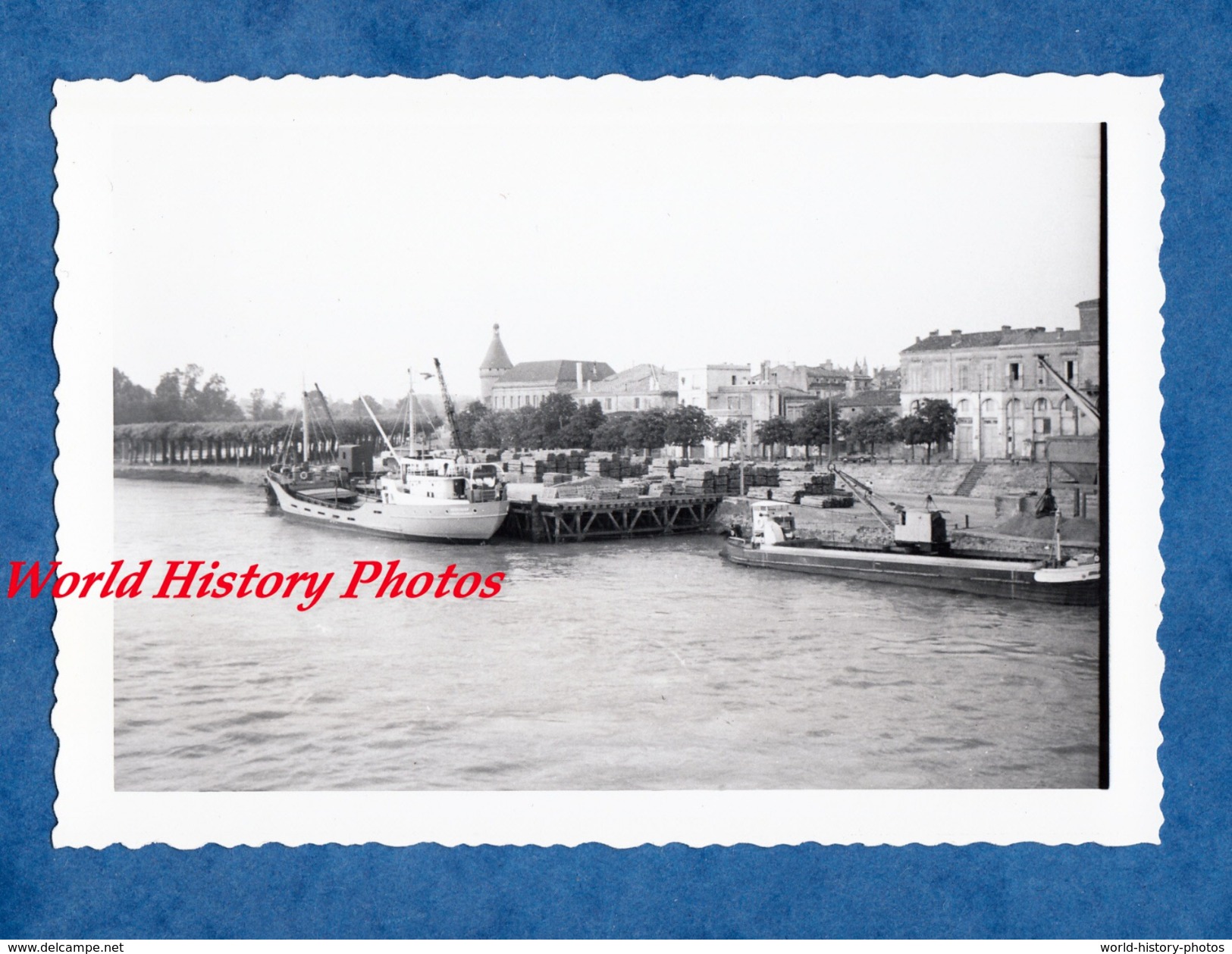 Photo Ancienne - LIBOURNE ( Gironde ) - Le Port - 1962 - Bateau à Quai - Marchandises - Péniche - Boat - Bateaux