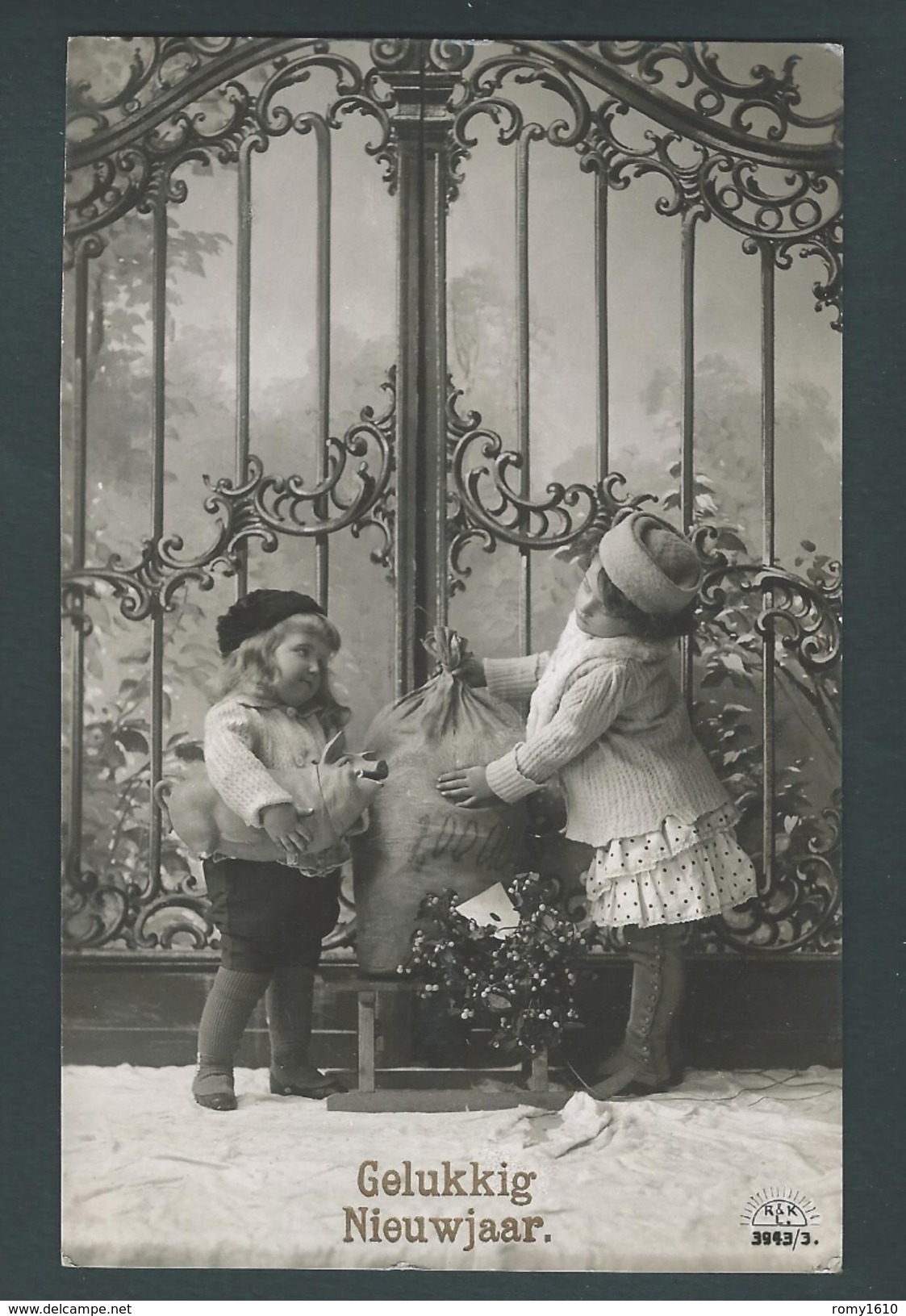 Bonne Année. Enfants Avec Sacs D'argent. Photo R&K, 3943 - 2 Scans. - Monnaies (représentations)