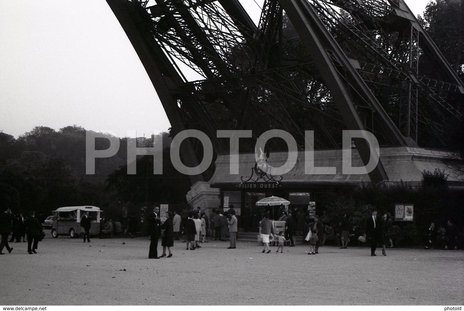 1963 EIFFEL PARIS FRANCE 35mm  AMATEUR NEGATIVE NOT PHOTO NEGATIVO NO FOTO VOITURE CITROEN FOURGON H HY - Other & Unclassified