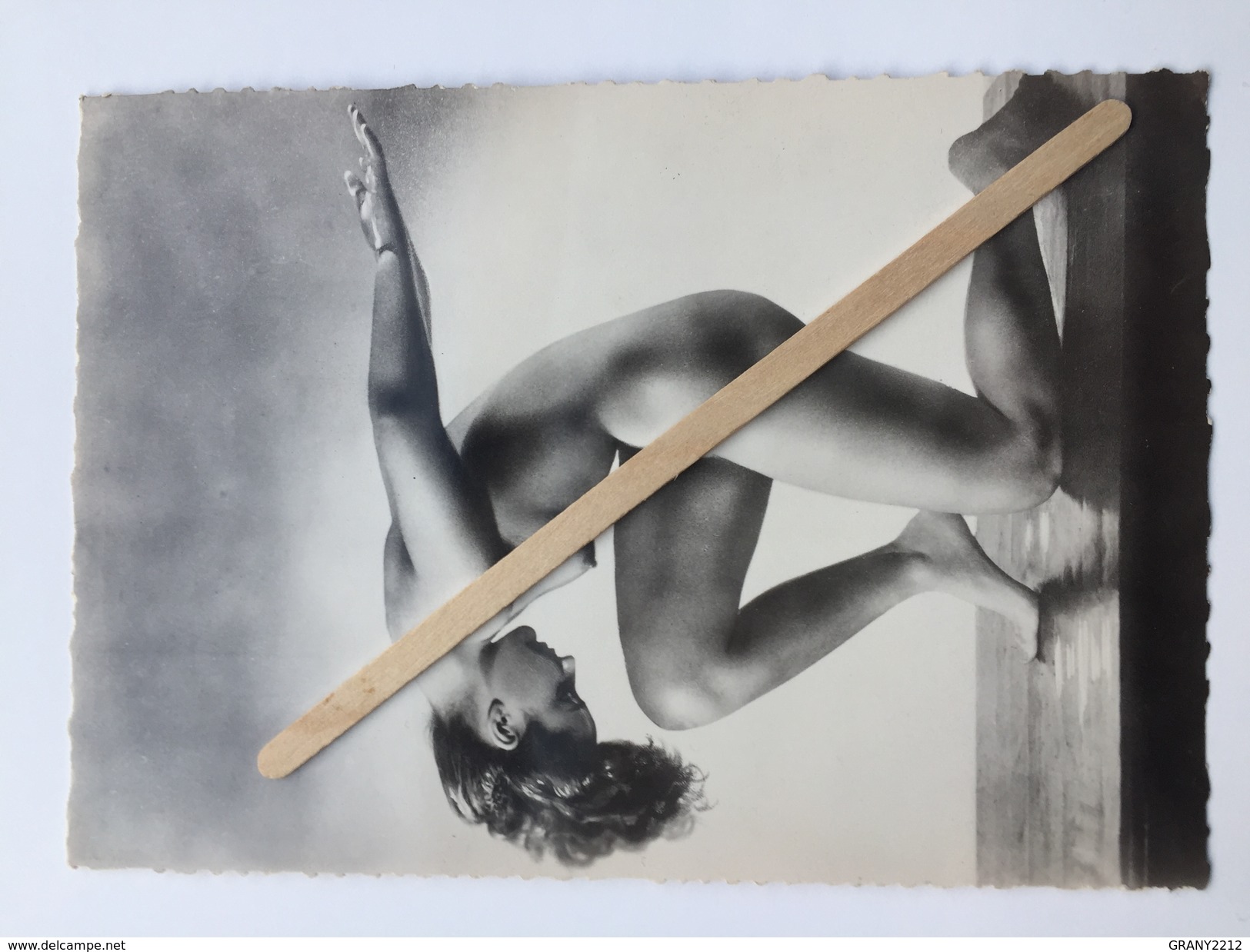 FIGURE ARTISTIQUE  D'UNE PIN-UP POSITION ÉROTIQUE "photo Carte Format CP  10 X 14,5 Cm "noir Et Blanc Brillant " - Pin-Ups