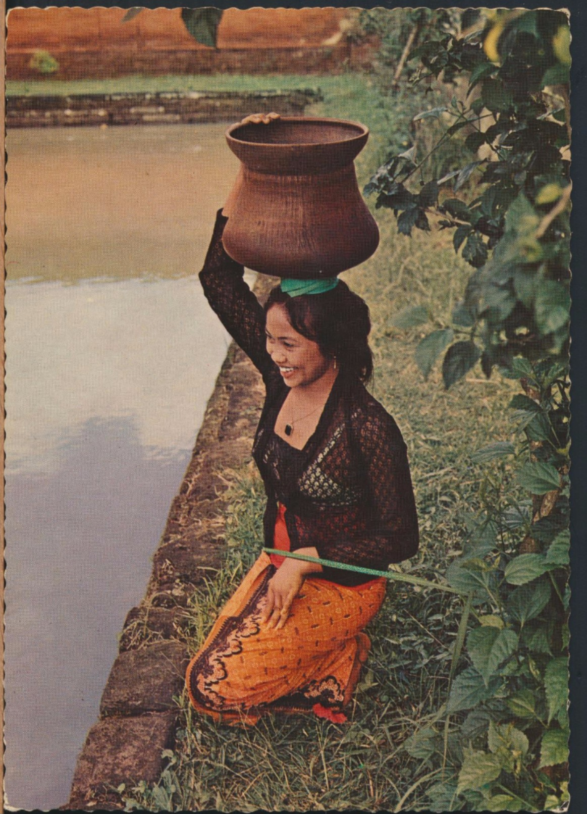 °°° 3963 - INDONESIA - A BALINESE GIRL WITH A WATER JAR °°° - Indonesia