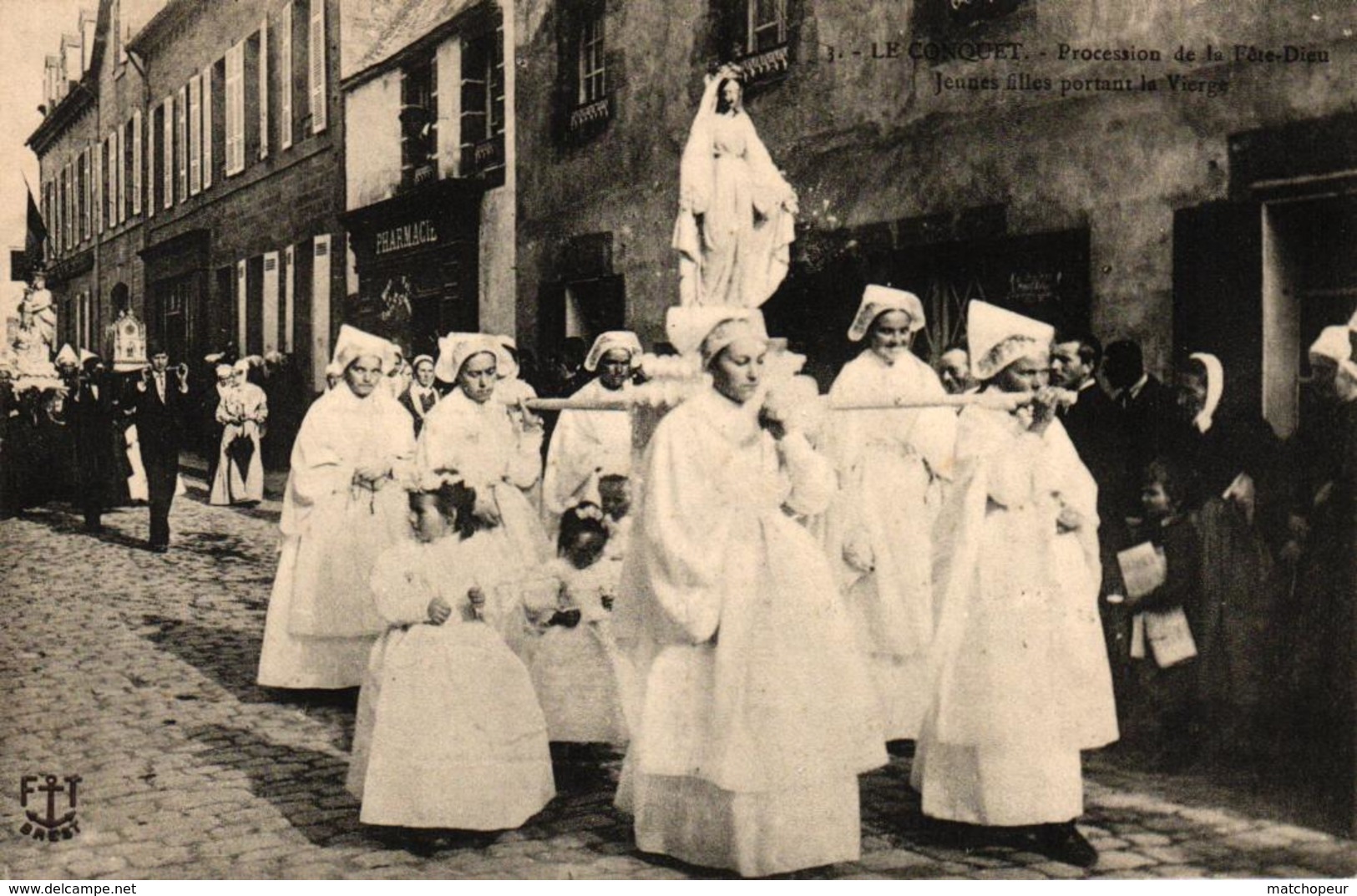 LE CONQUET -29- LA PROCESSION DE LA FETE DIEU JEUNES FILLES PORTANT LA VIERGE - Le Conquet