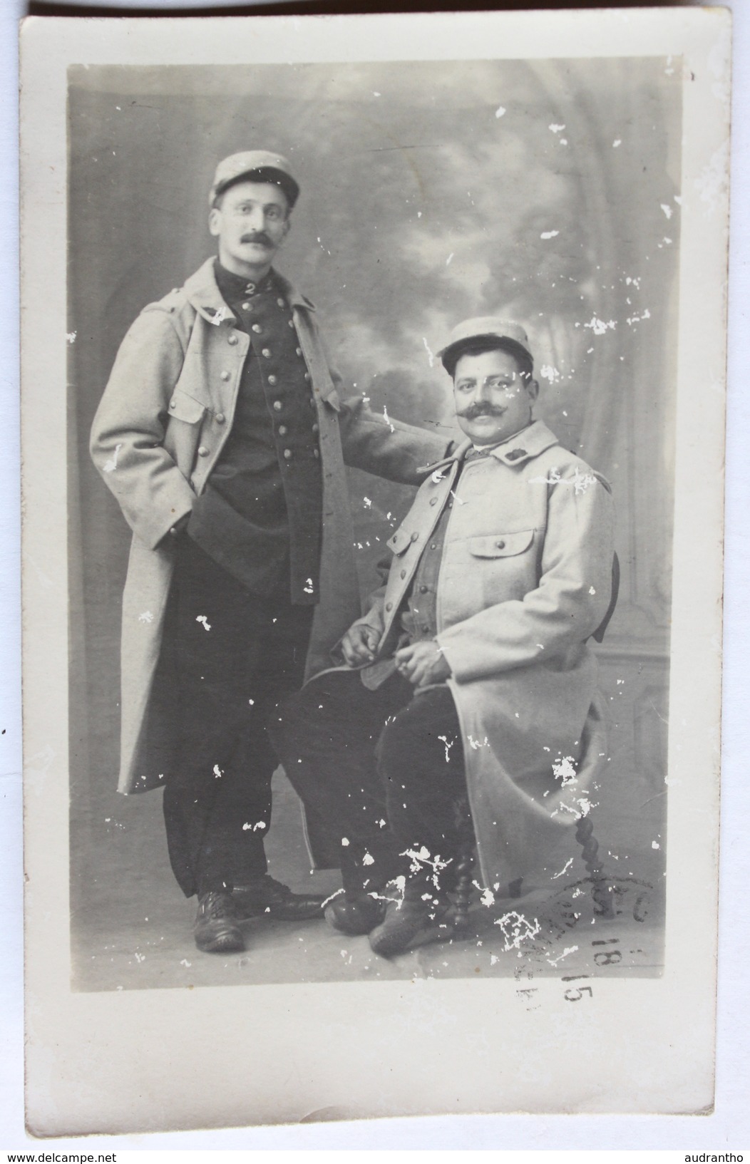 Carte Photo 2 Militaires 2 Sur Col ? Versailles 1915 Aviation ? Sourdeval La Barre La Chouannière - Personnages