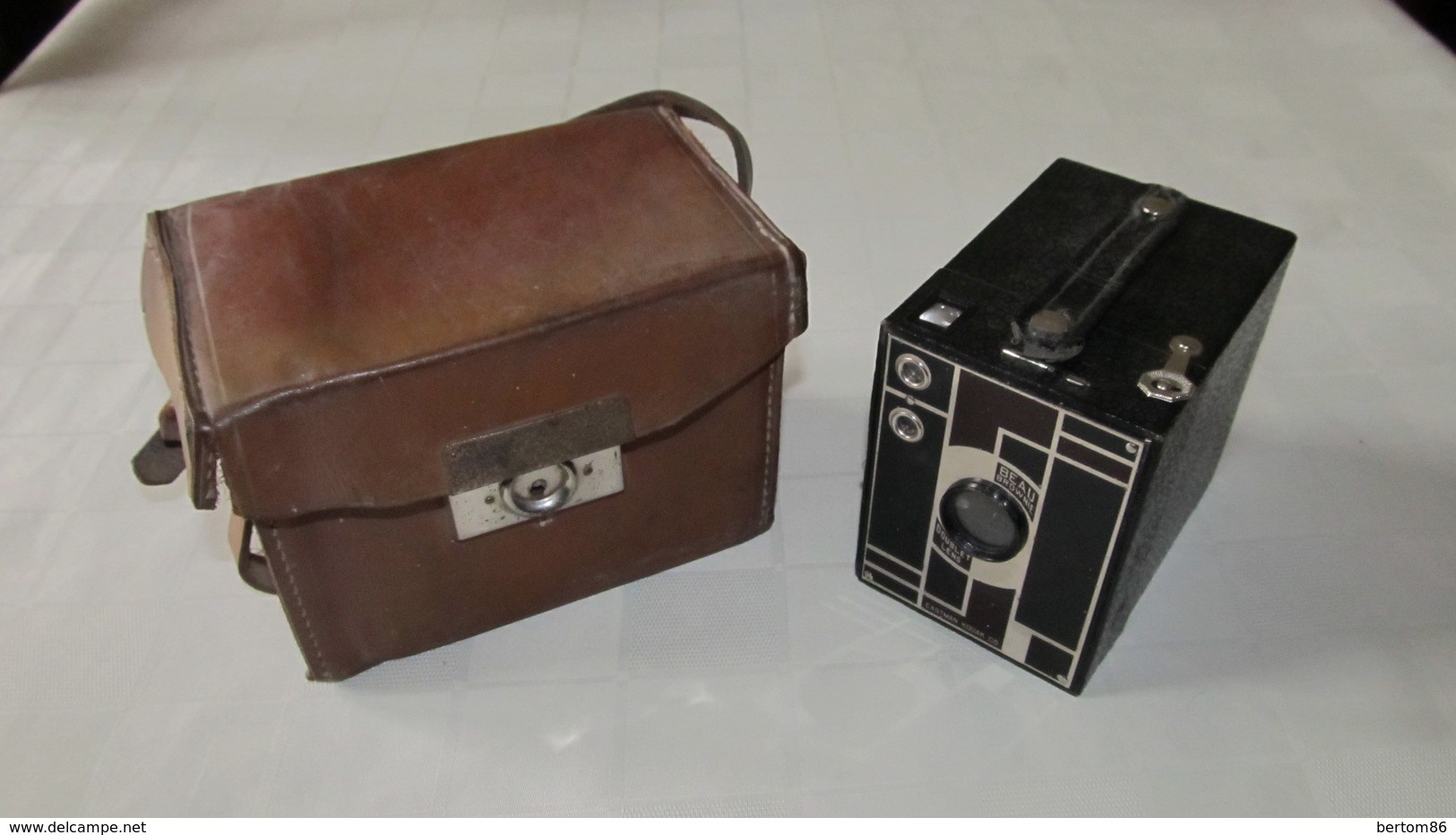 BEAU BROWNIE EASTMAN KODAK - APPAREIL PHOTO BEAU BROWNIE AVEC SON ETUI . - Cameras