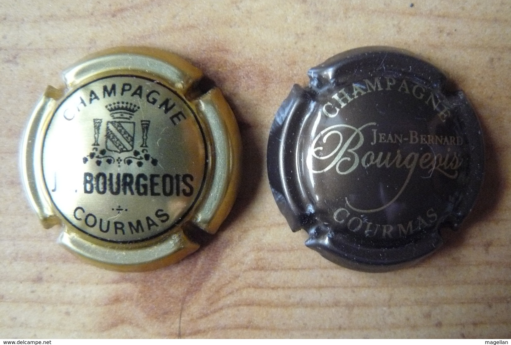 Champagne J.B BOURGEOIS - 2 Plaques De Muselet Différentes - Autres & Non Classés