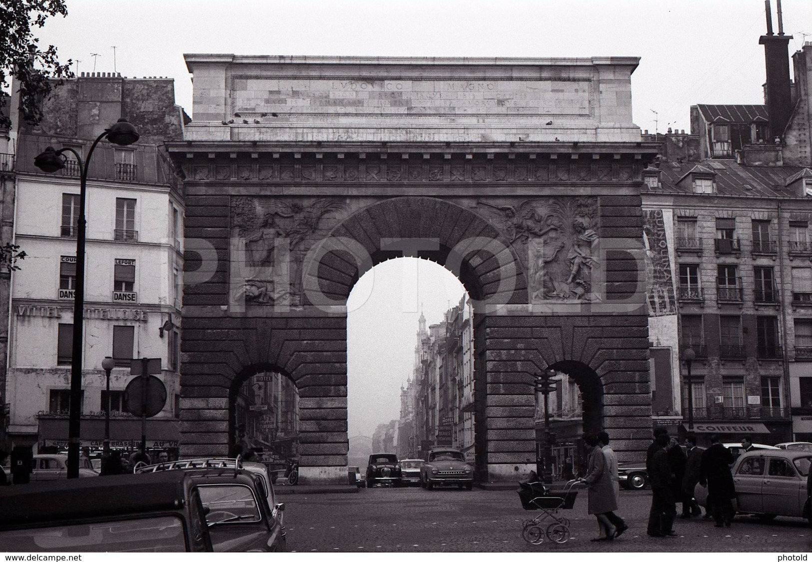 1963 PORTE ST DENIS PARIS FRANCE 35mm  AMATEUR NEGATIVE NOT PHOTO NEGATIVO NO FOTO RENAULT FREGATE - Other & Unclassified