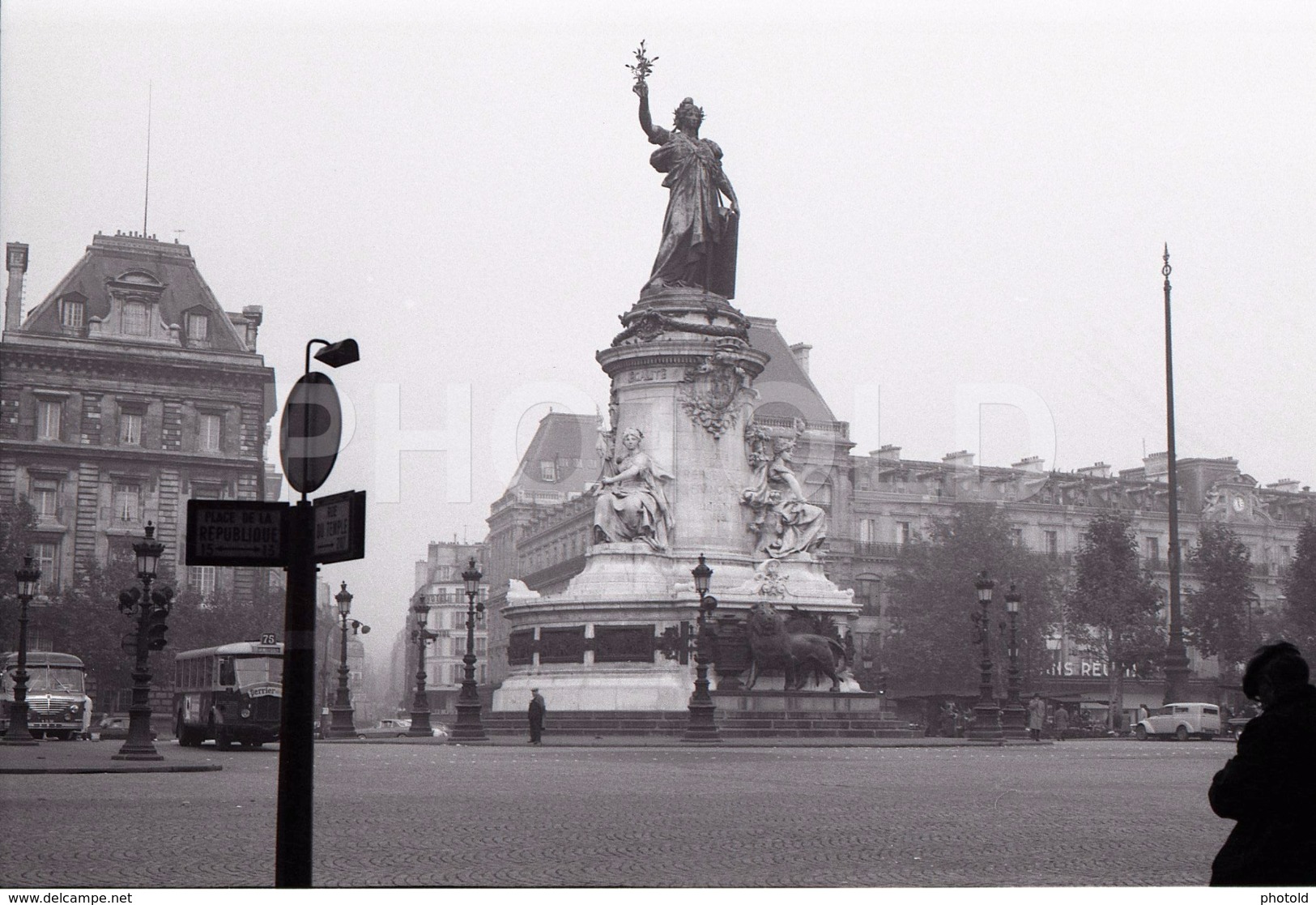 1963 PLACE REPUBLIQUE PARIS FRANCE 35mm  AMATEUR NEGATIVE NOT PHOTO NEGATIVO NO FOTO BUS - Other & Unclassified